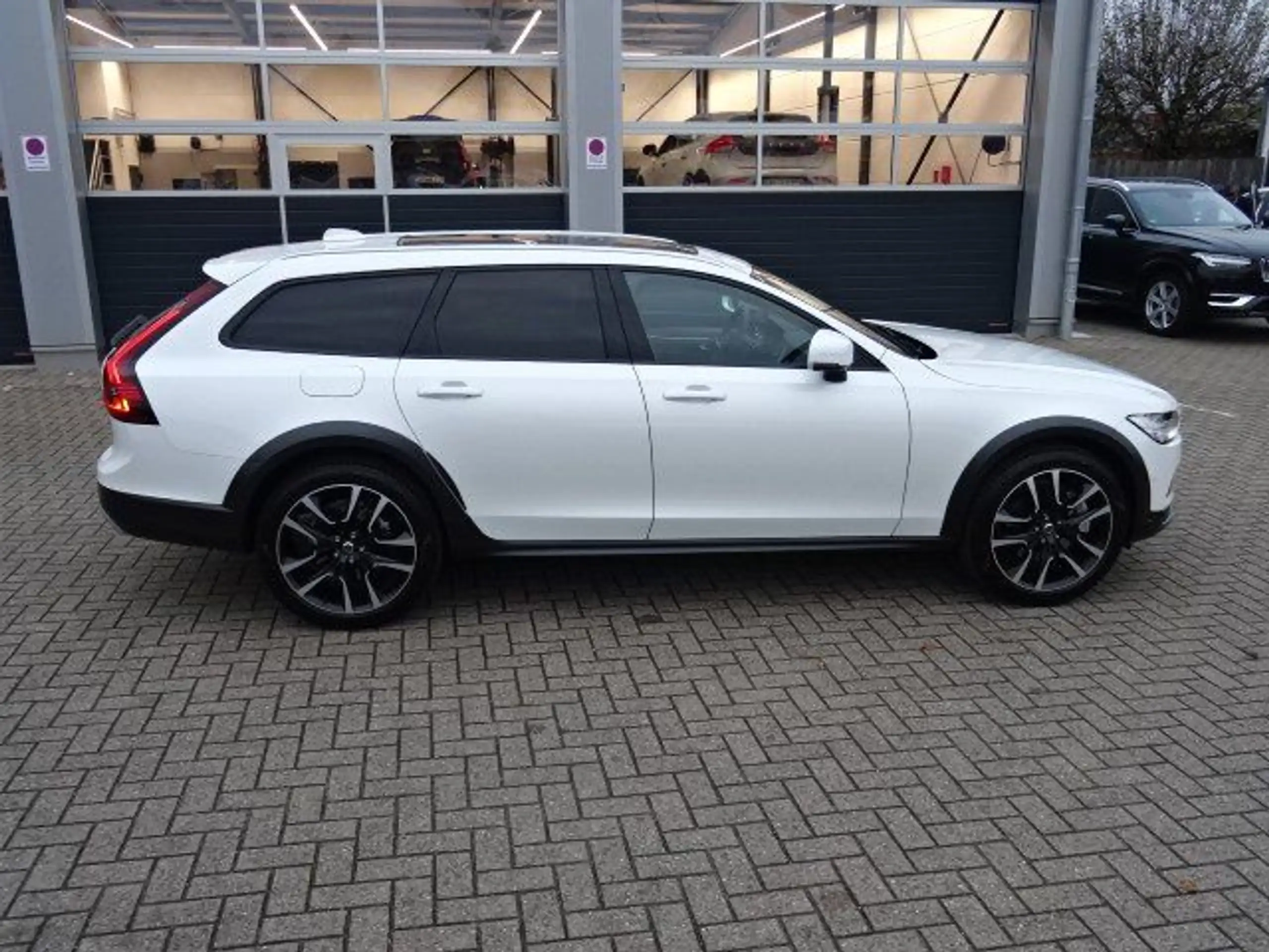 Volvo - V90 Cross Country