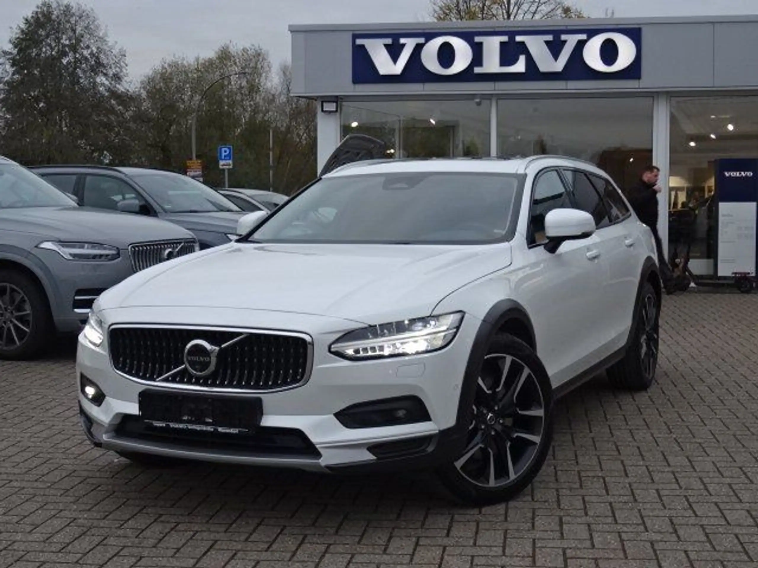 Volvo - V90 Cross Country