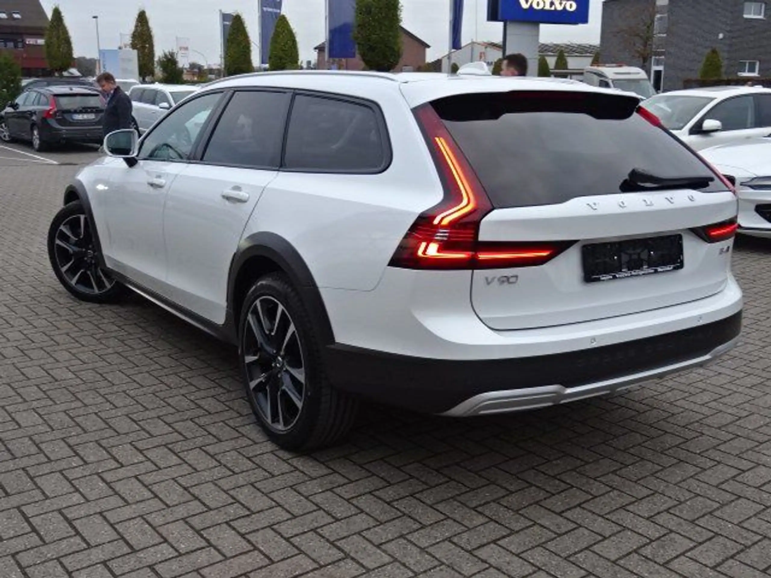 Volvo - V90 Cross Country