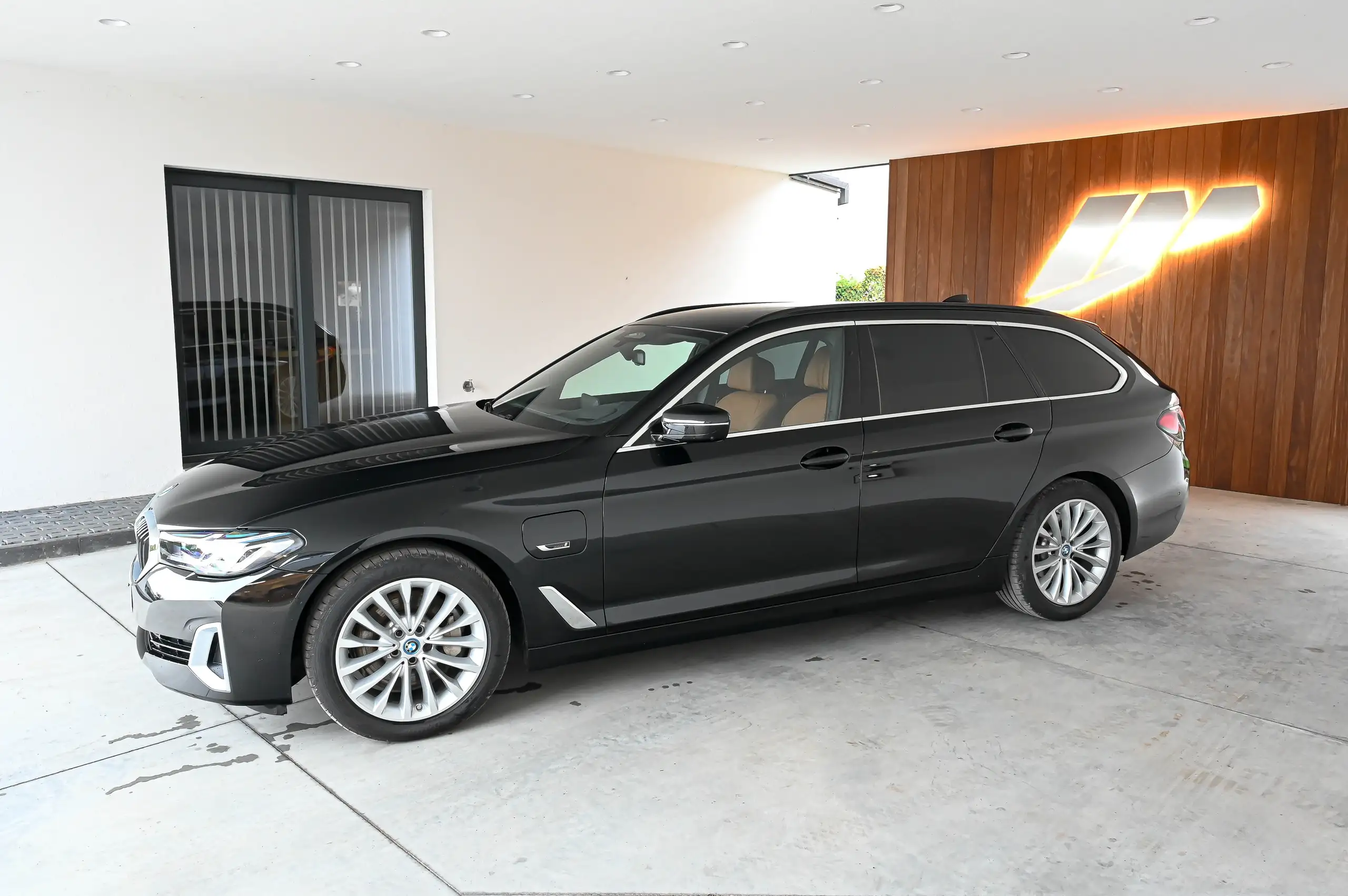 BMW - 530