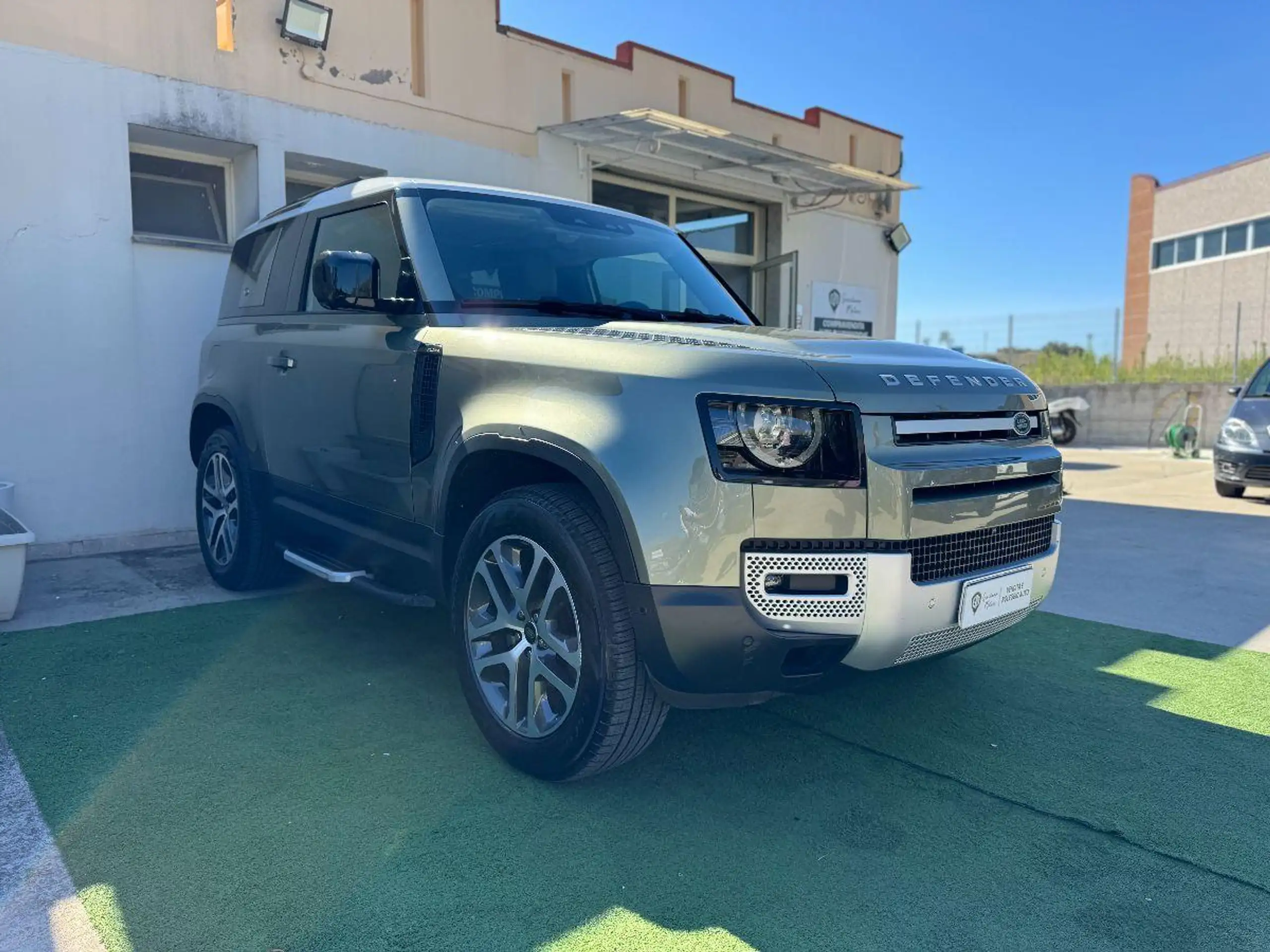 Land Rover - Defender