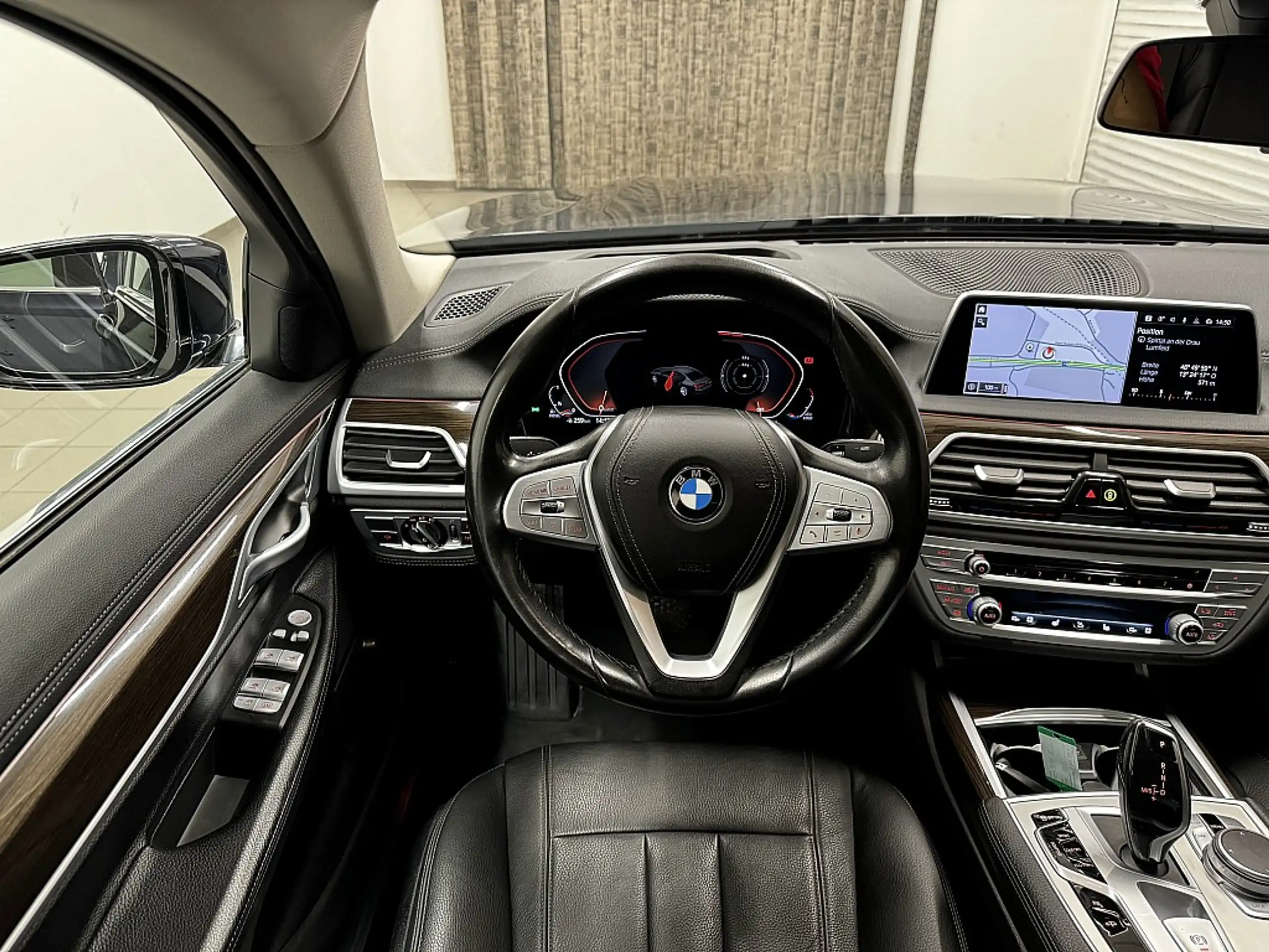 BMW - 730