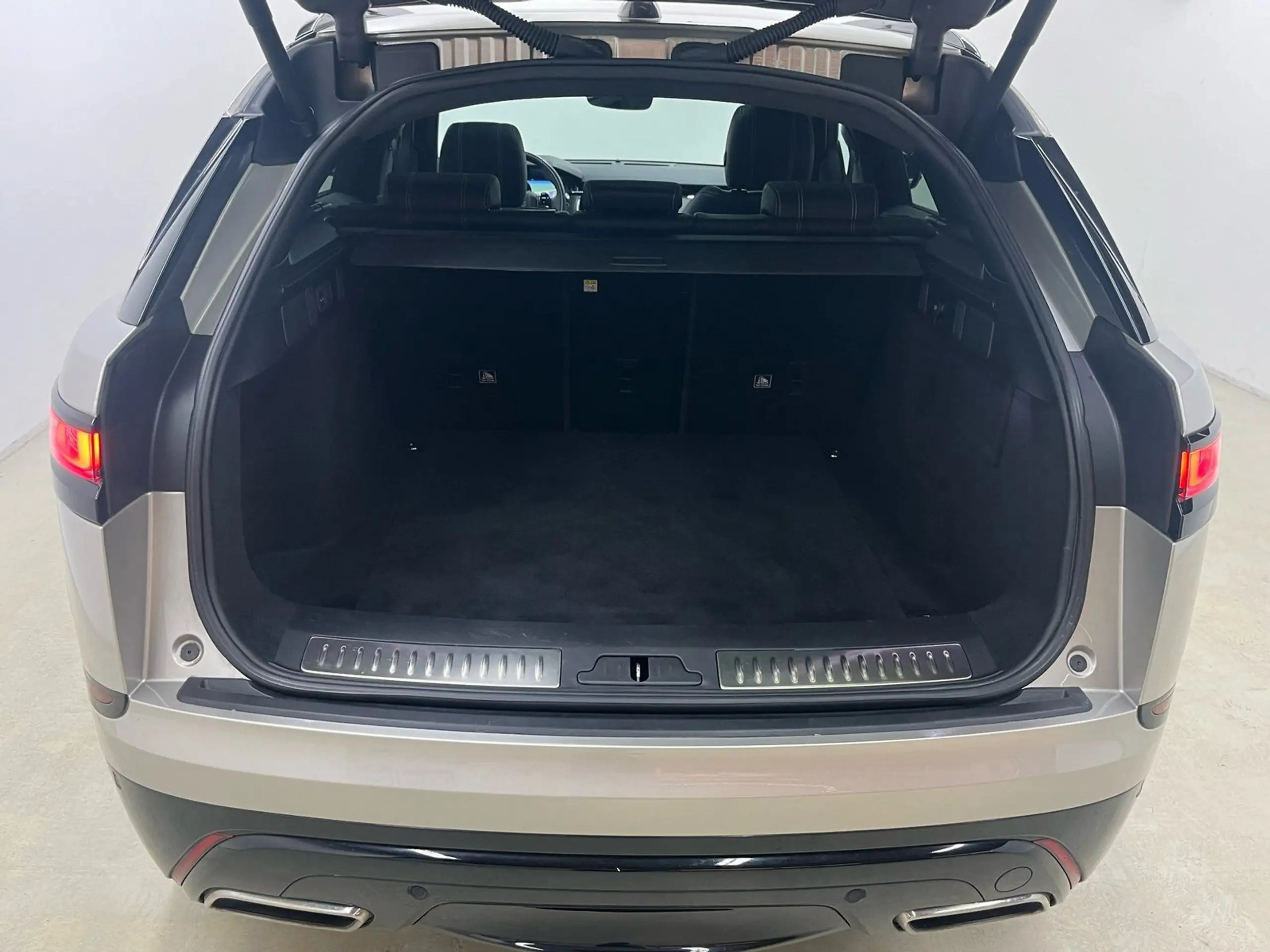 Land Rover - Range Rover Velar