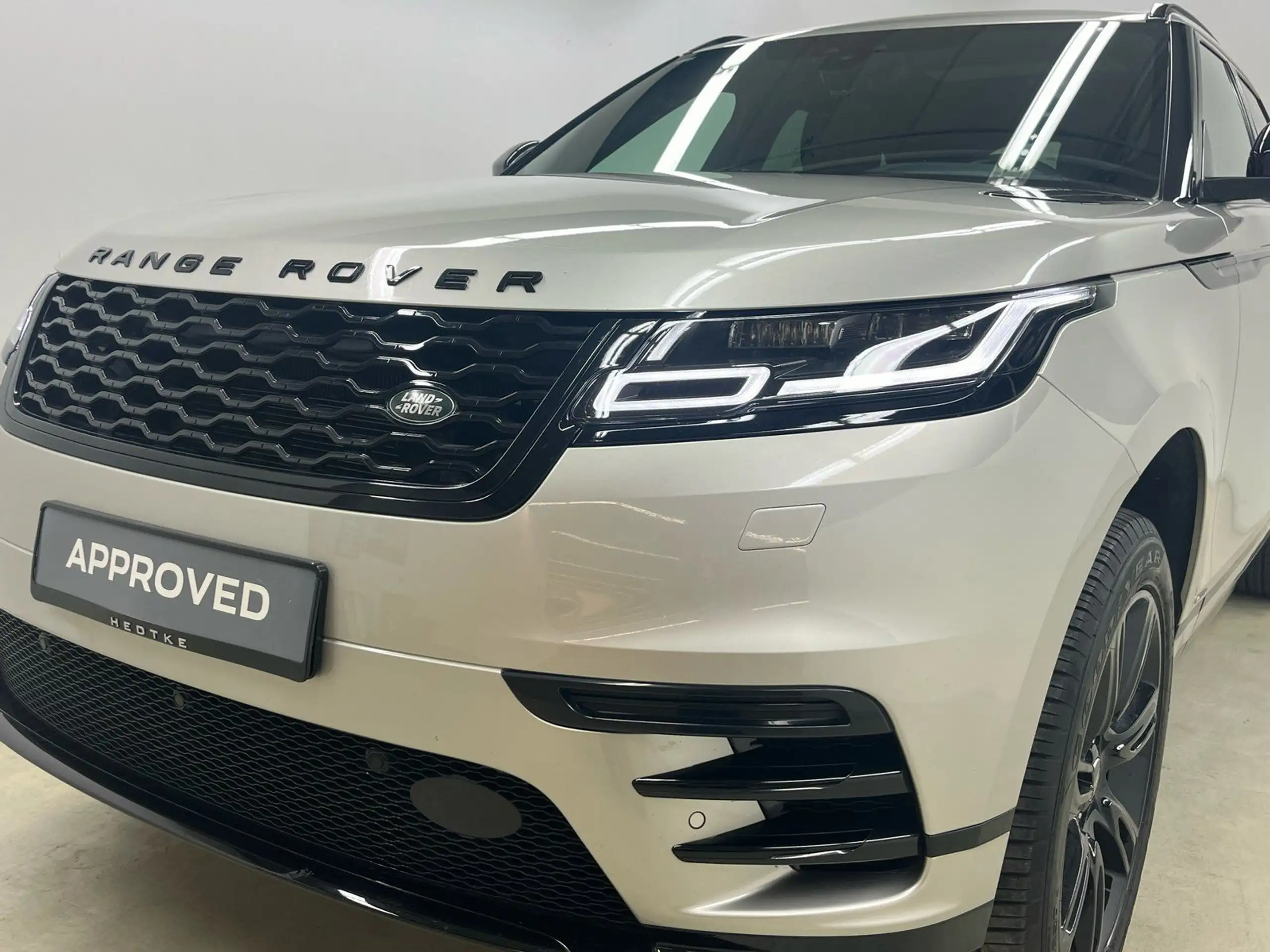 Land Rover - Range Rover Velar