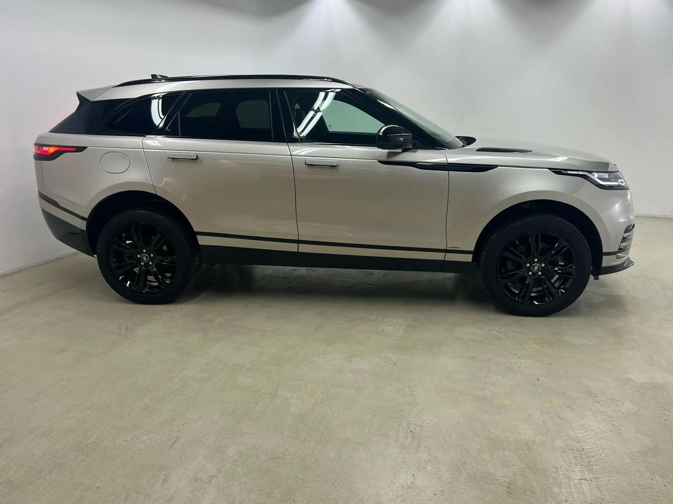 Land Rover - Range Rover Velar