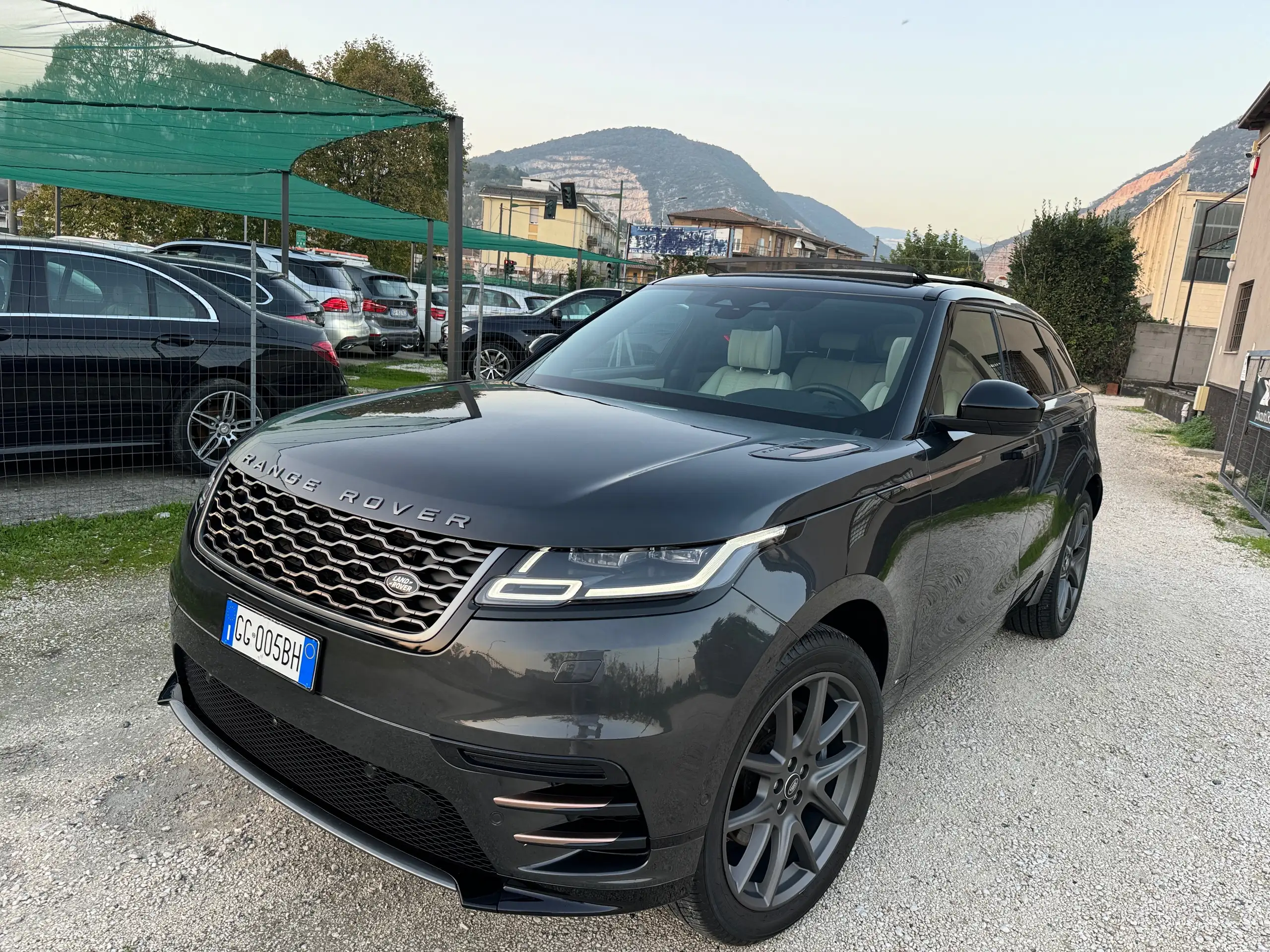 Land Rover - Range Rover Velar