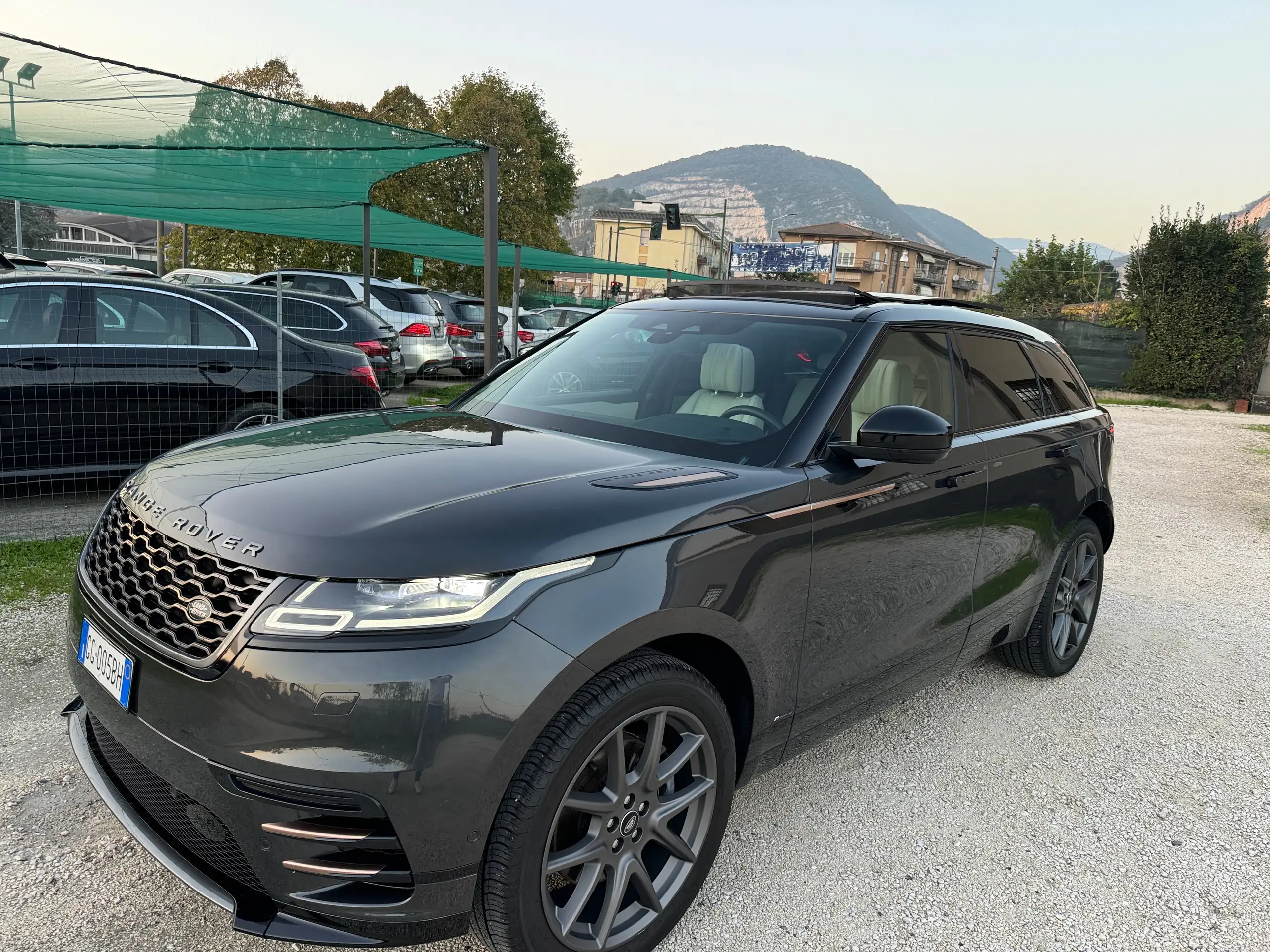 Land Rover - Range Rover Velar