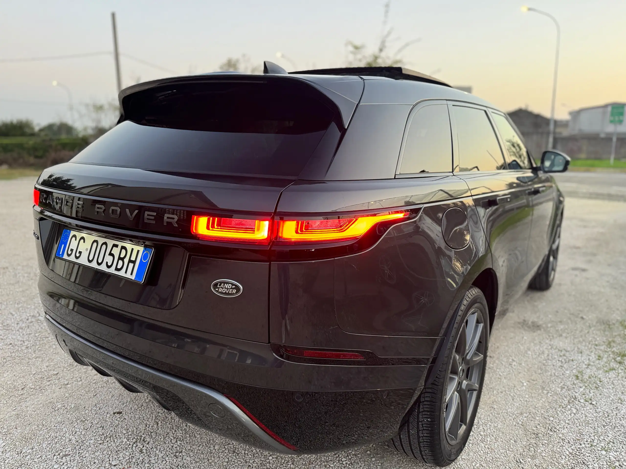 Land Rover - Range Rover Velar