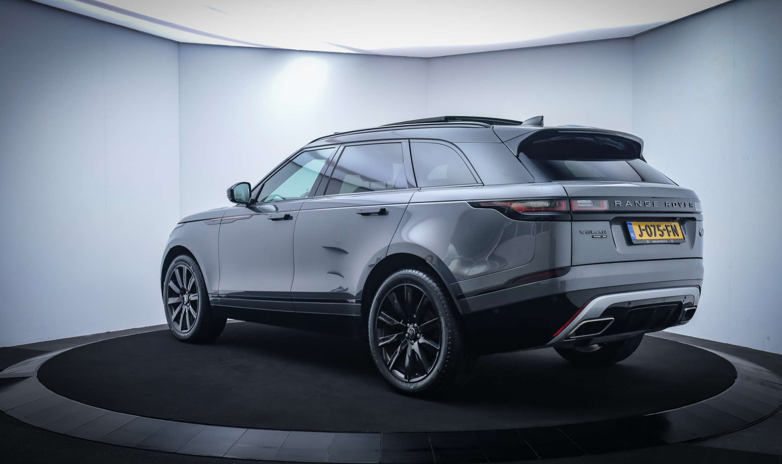 Land Rover - Range Rover Velar