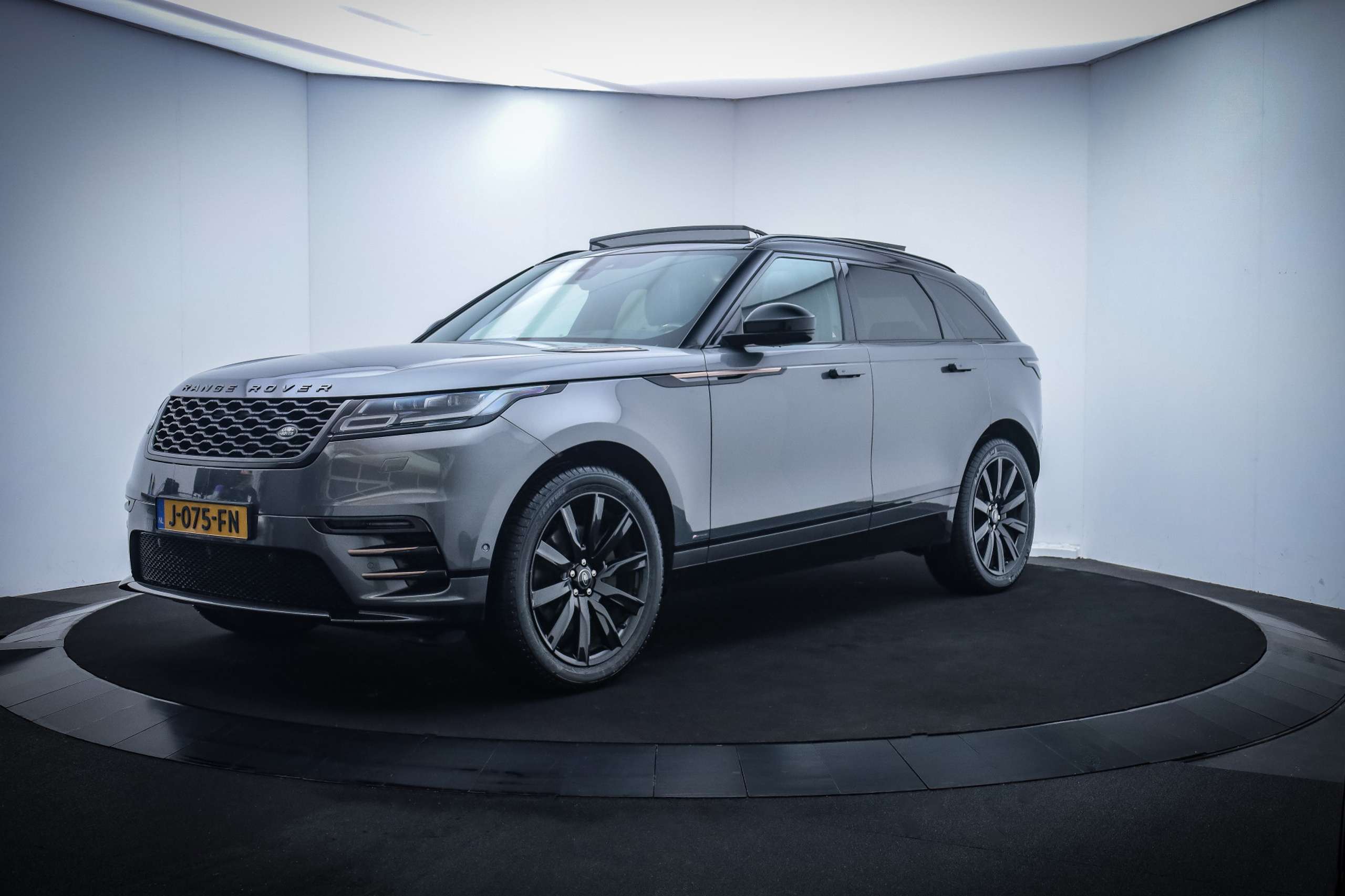 Land Rover - Range Rover Velar