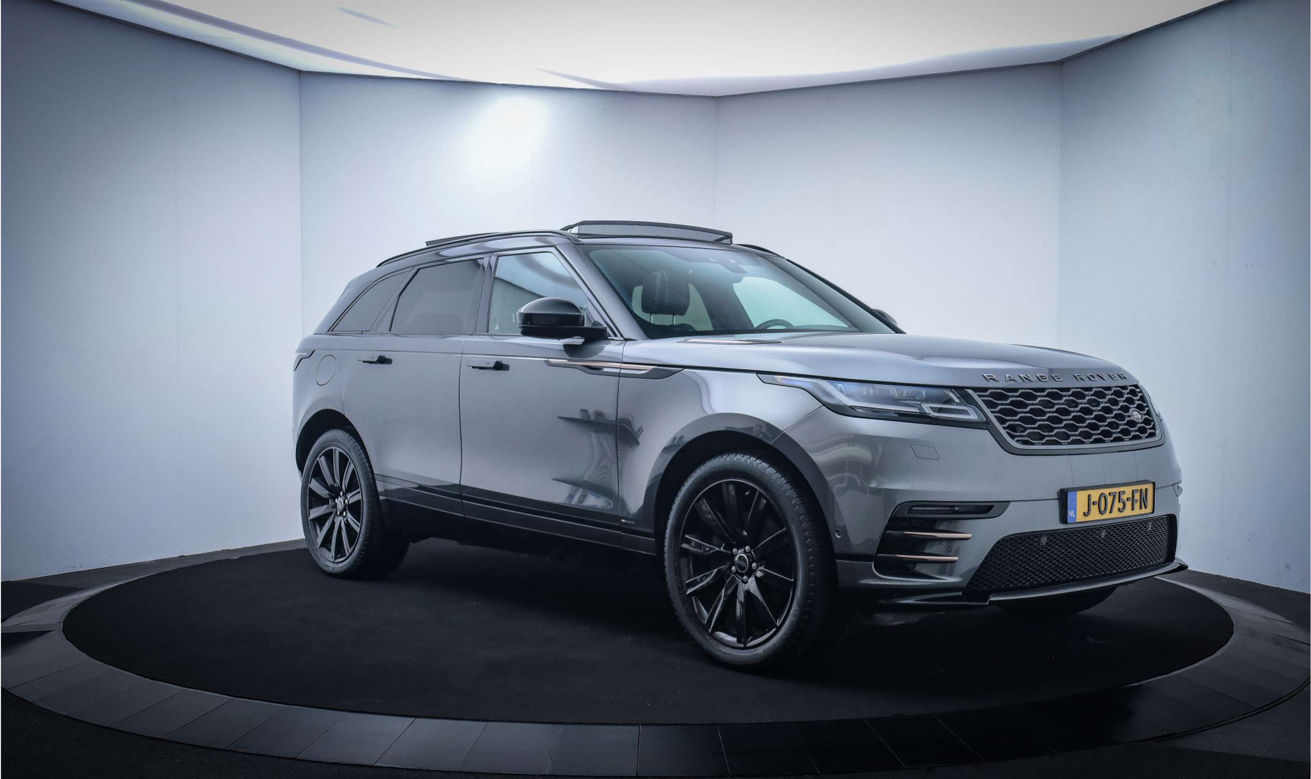 Land Rover - Range Rover Velar