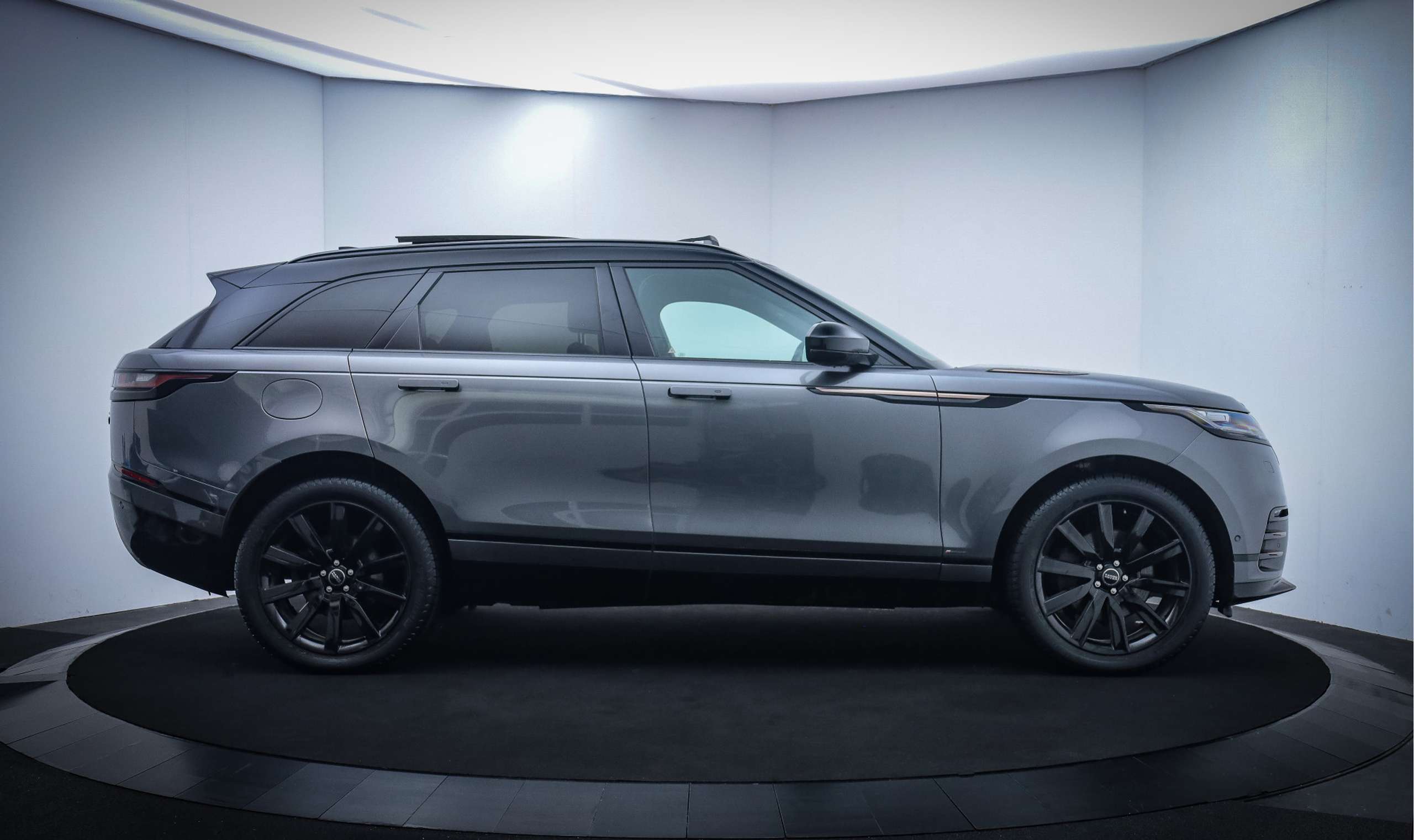 Land Rover - Range Rover Velar