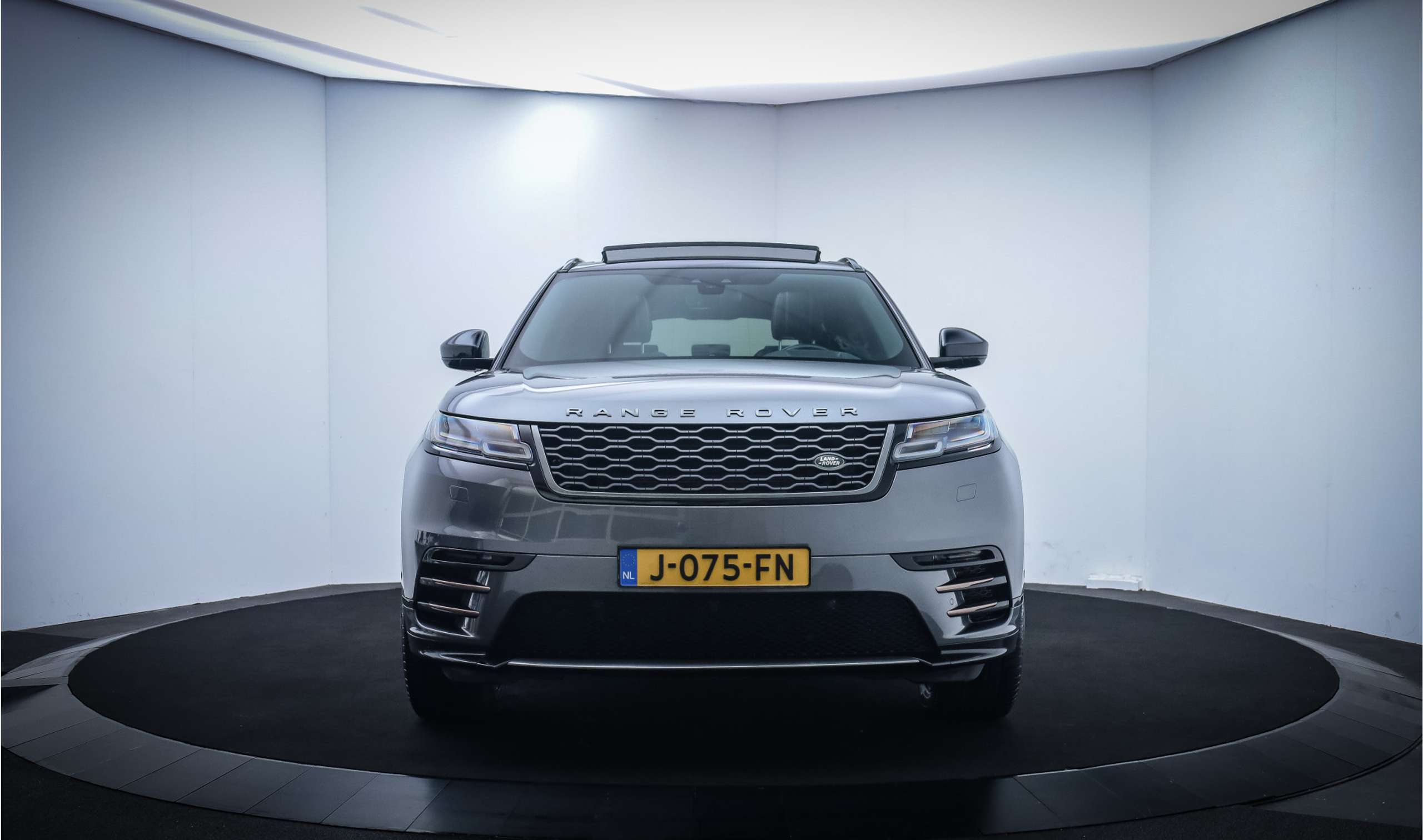 Land Rover - Range Rover Velar