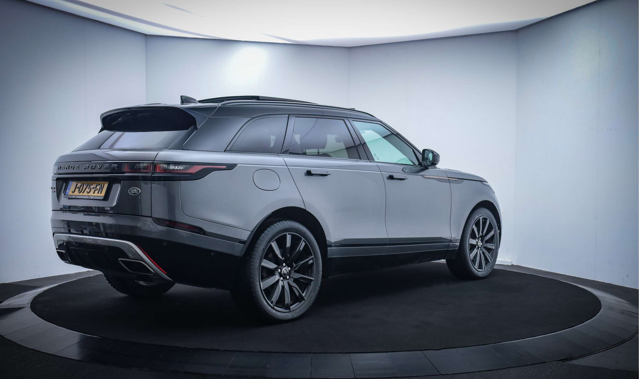 Land Rover - Range Rover Velar