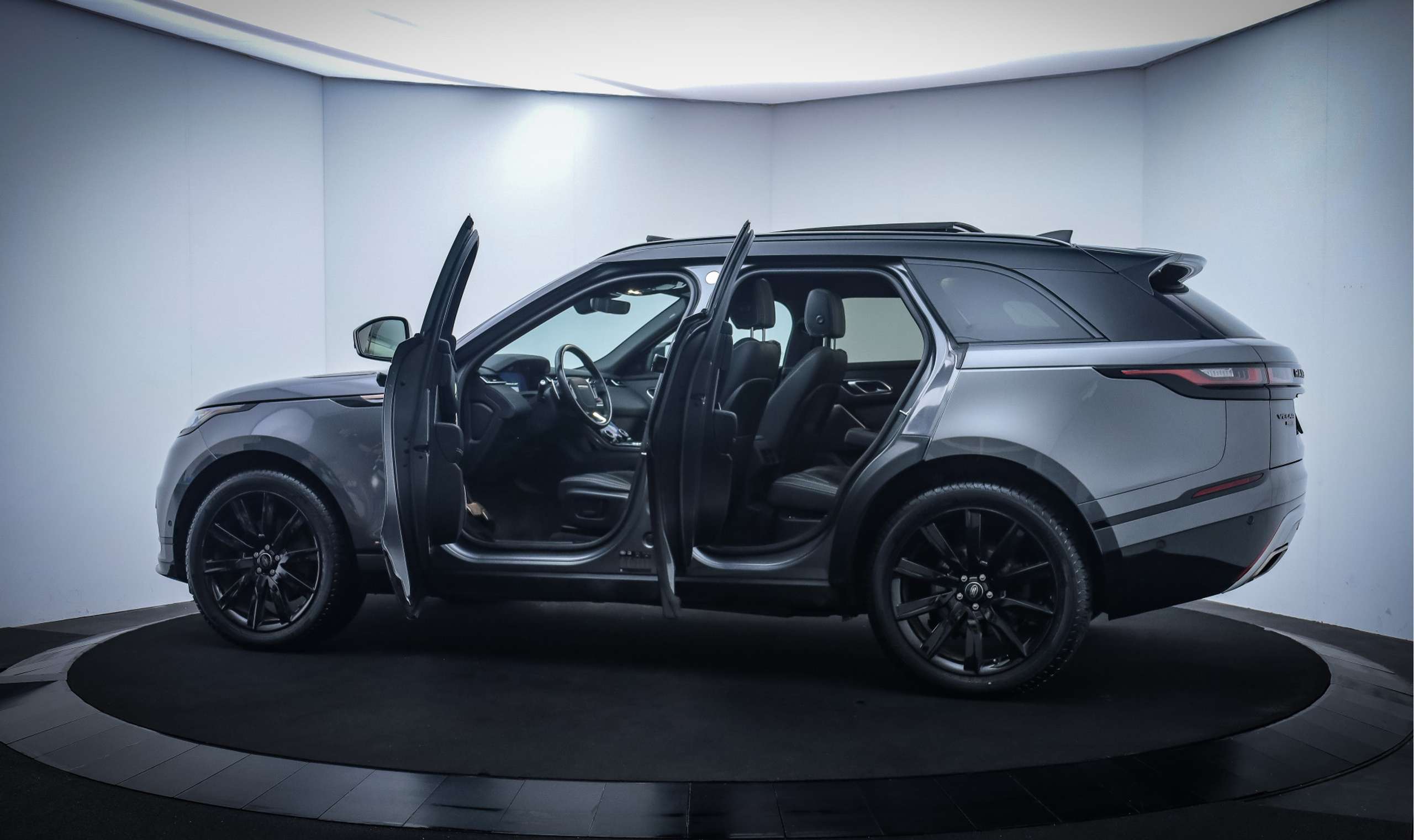 Land Rover - Range Rover Velar