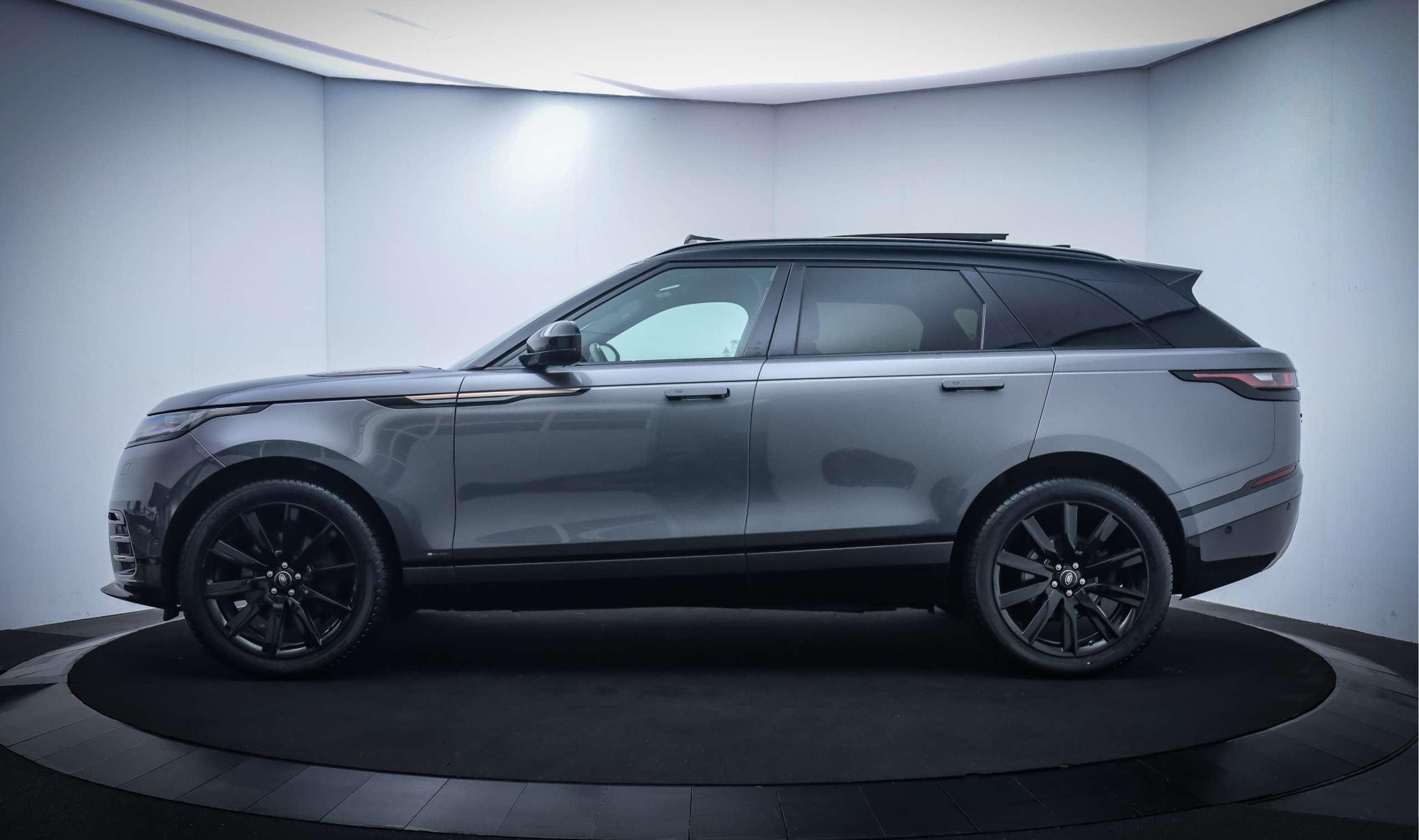 Land Rover - Range Rover Velar