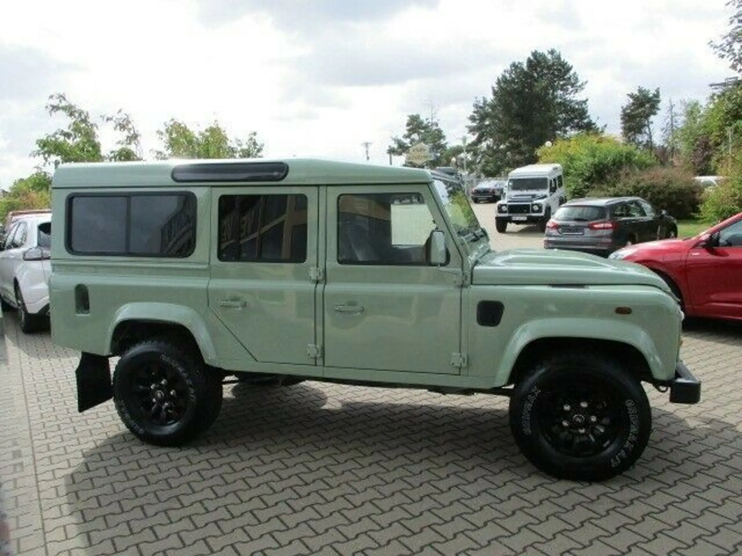 Land Rover - Defender