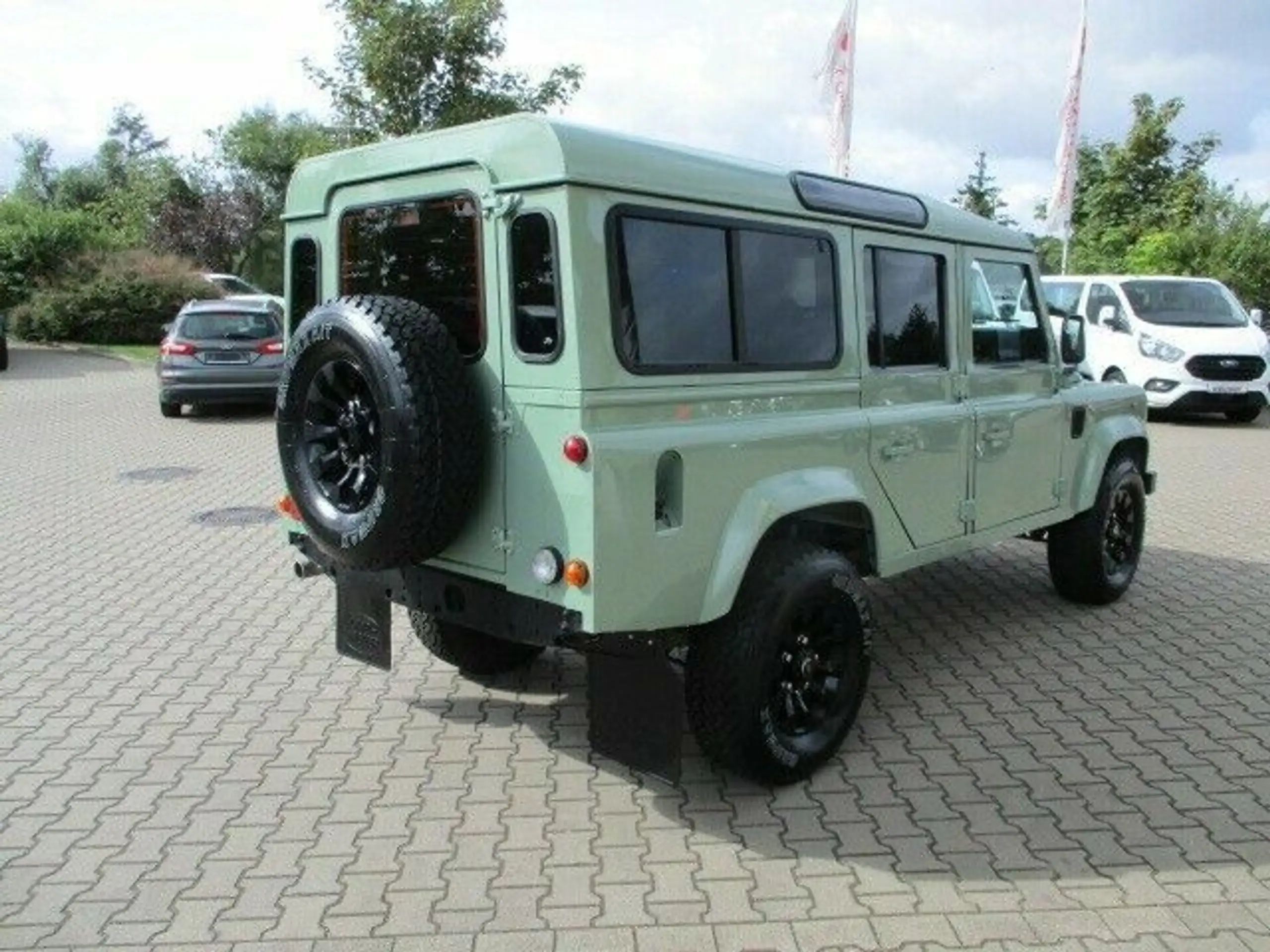 Land Rover - Defender