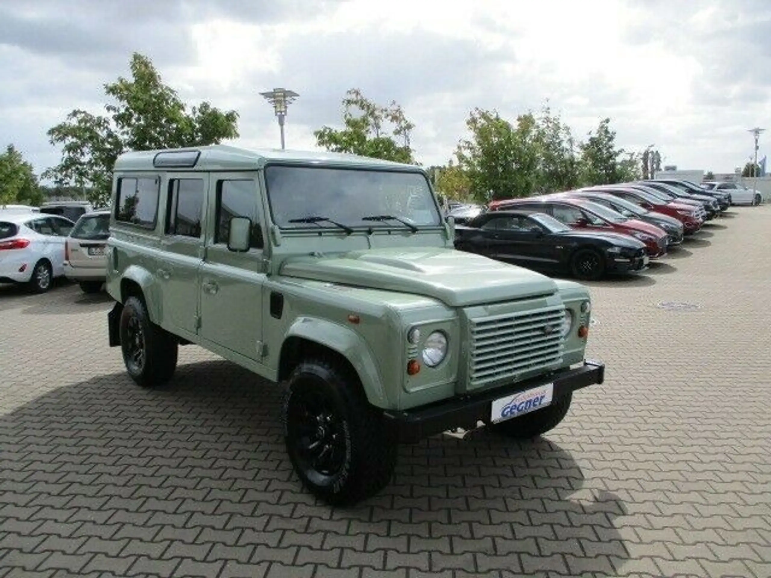 Land Rover - Defender