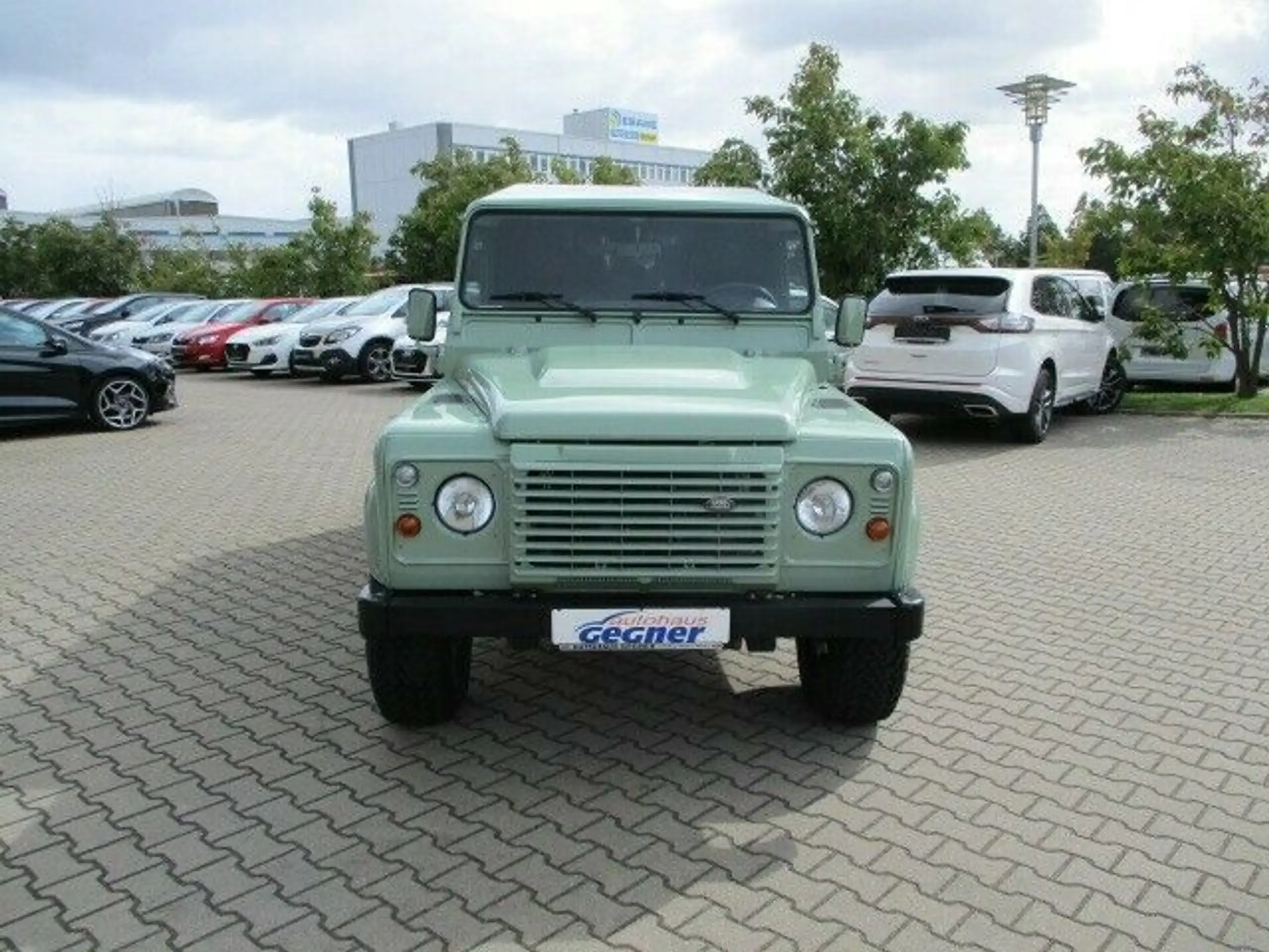 Land Rover - Defender