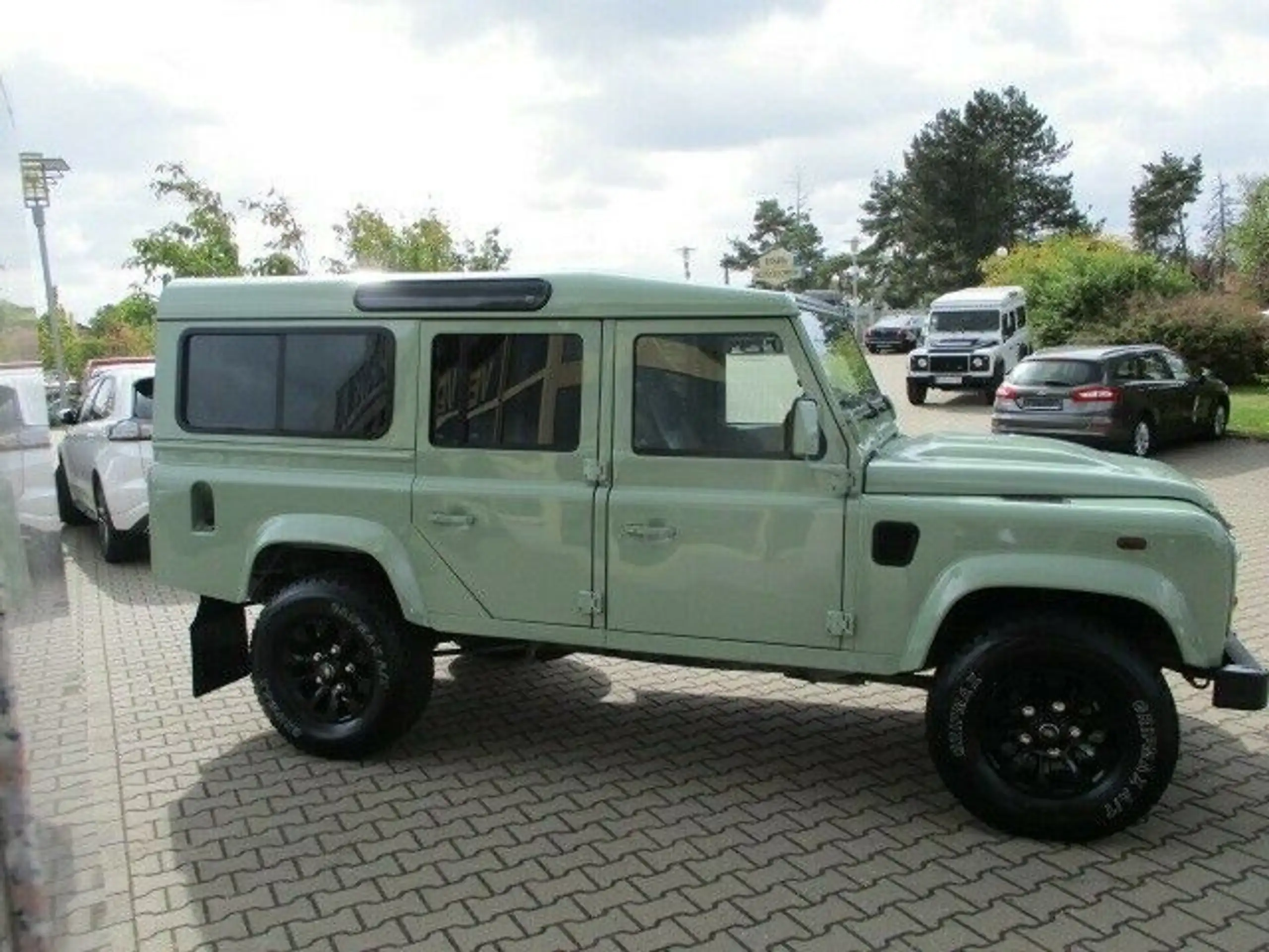 Land Rover - Defender