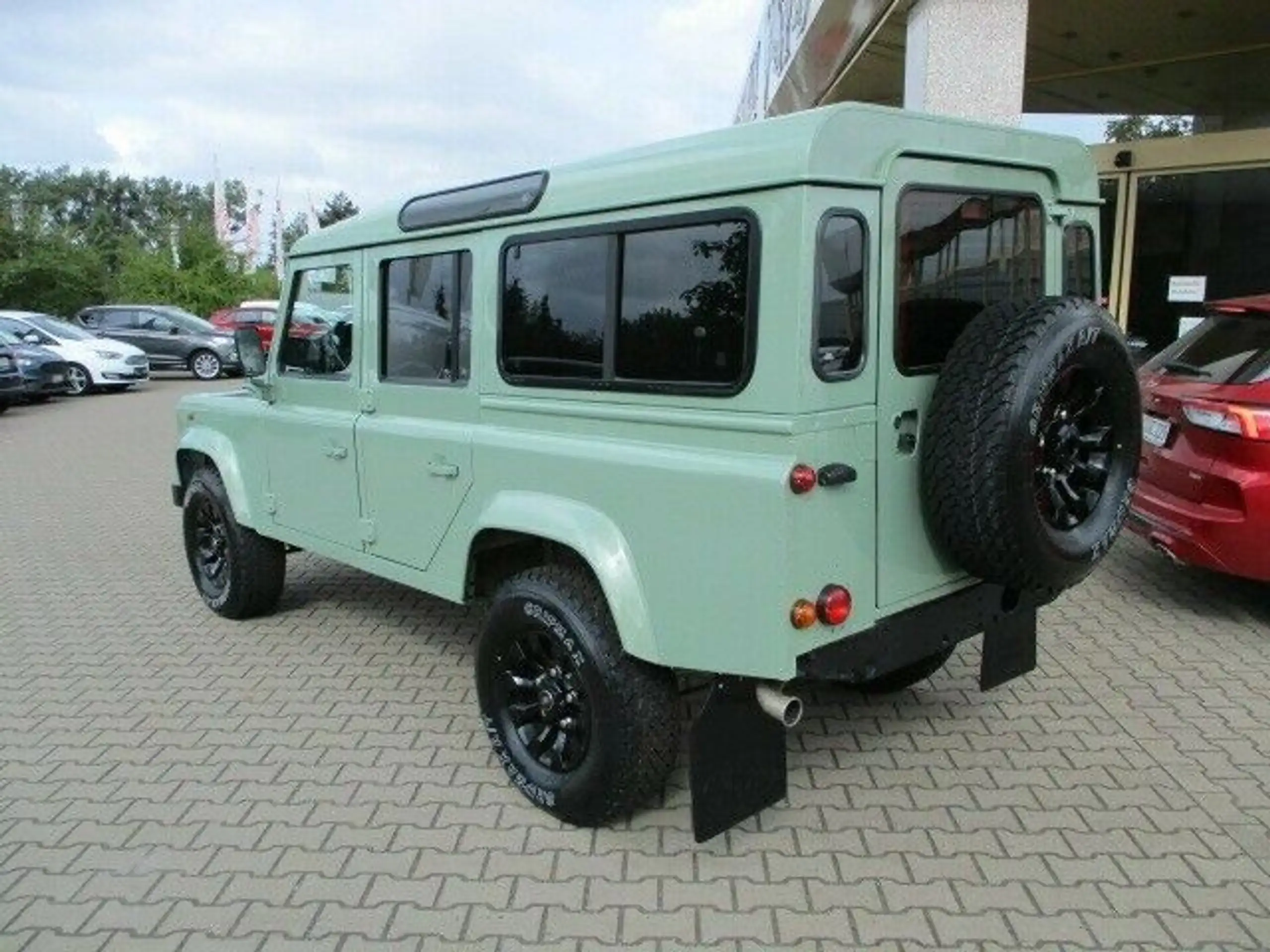 Land Rover - Defender