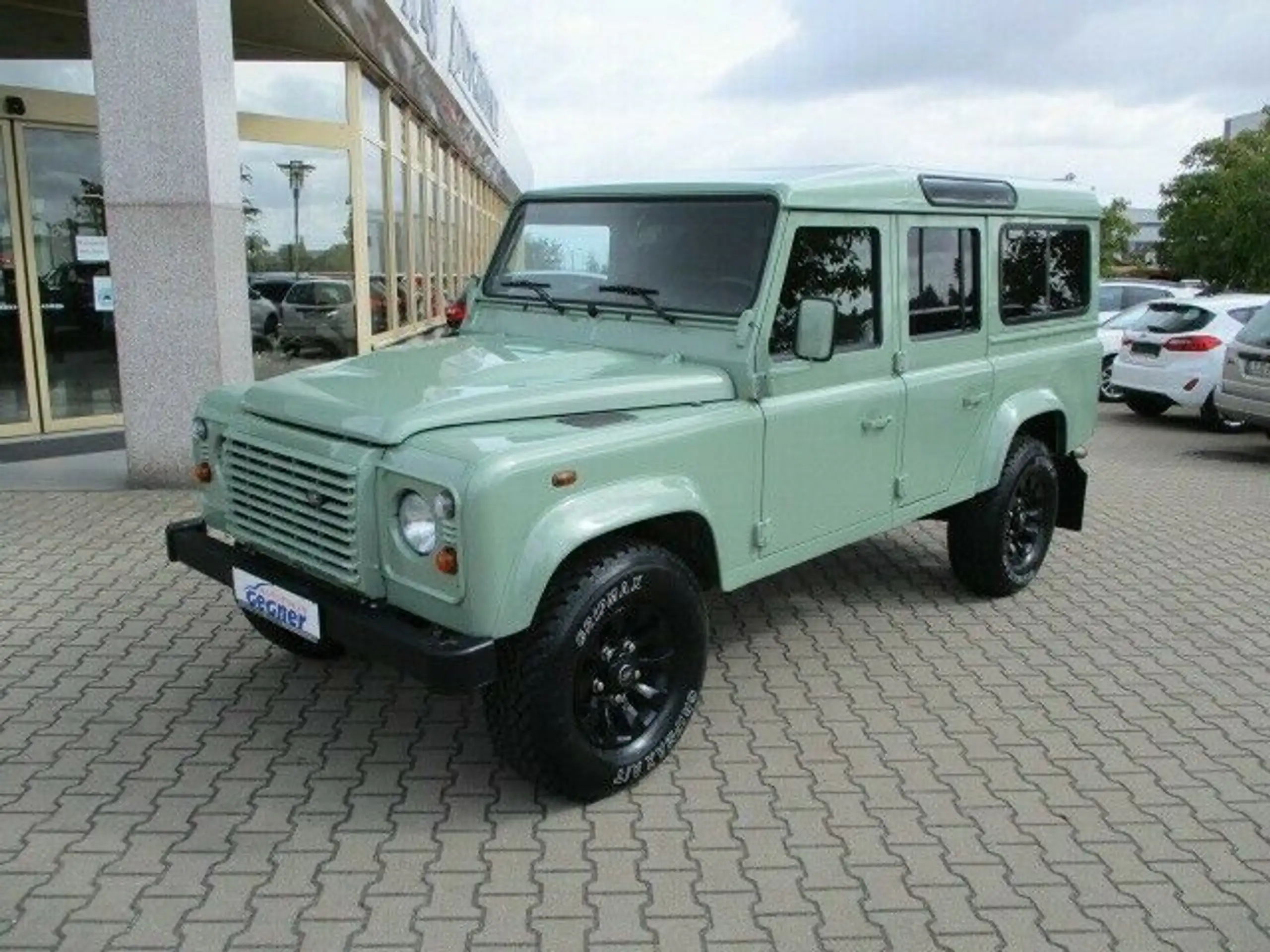 Land Rover - Defender