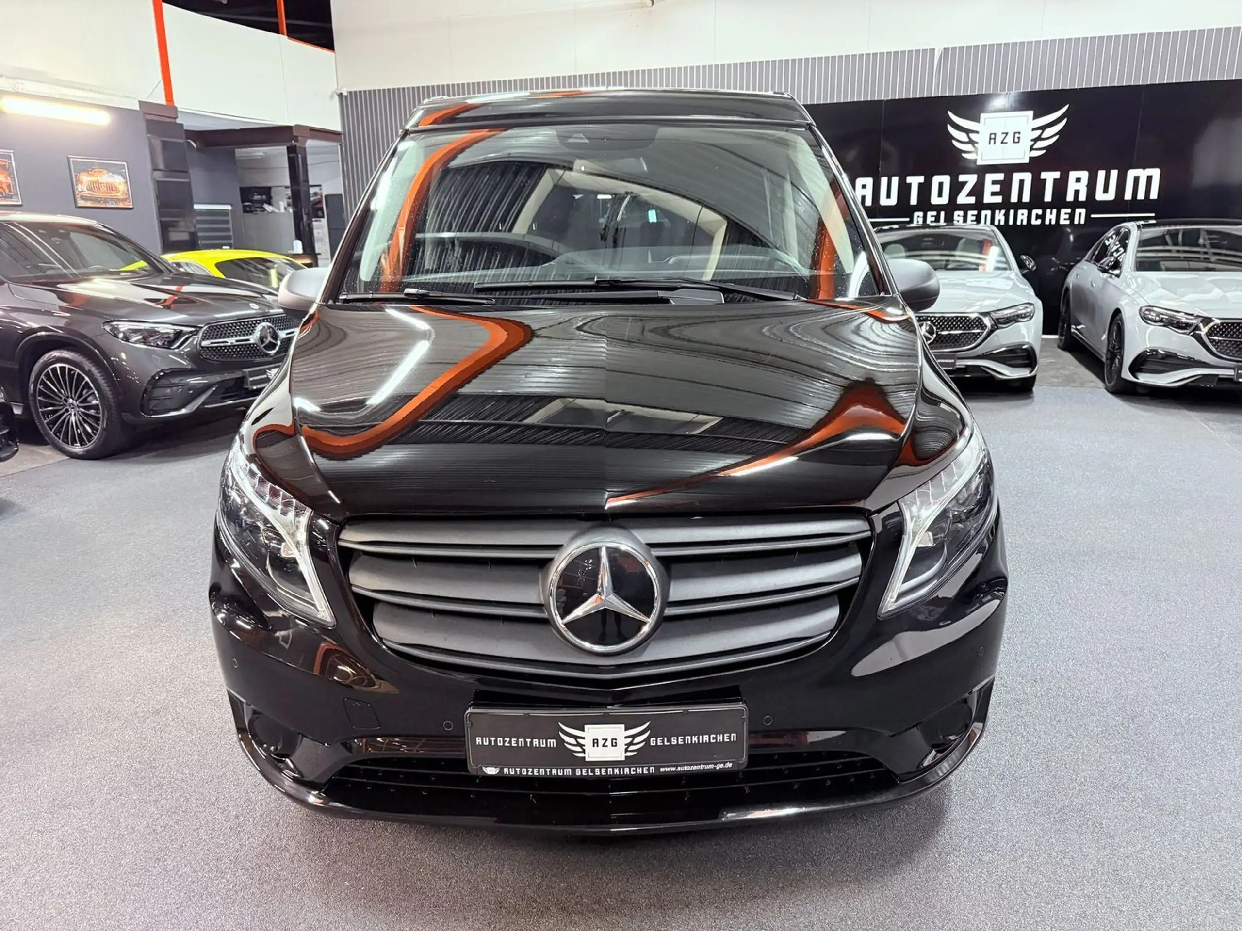 Mercedes-Benz - V 220