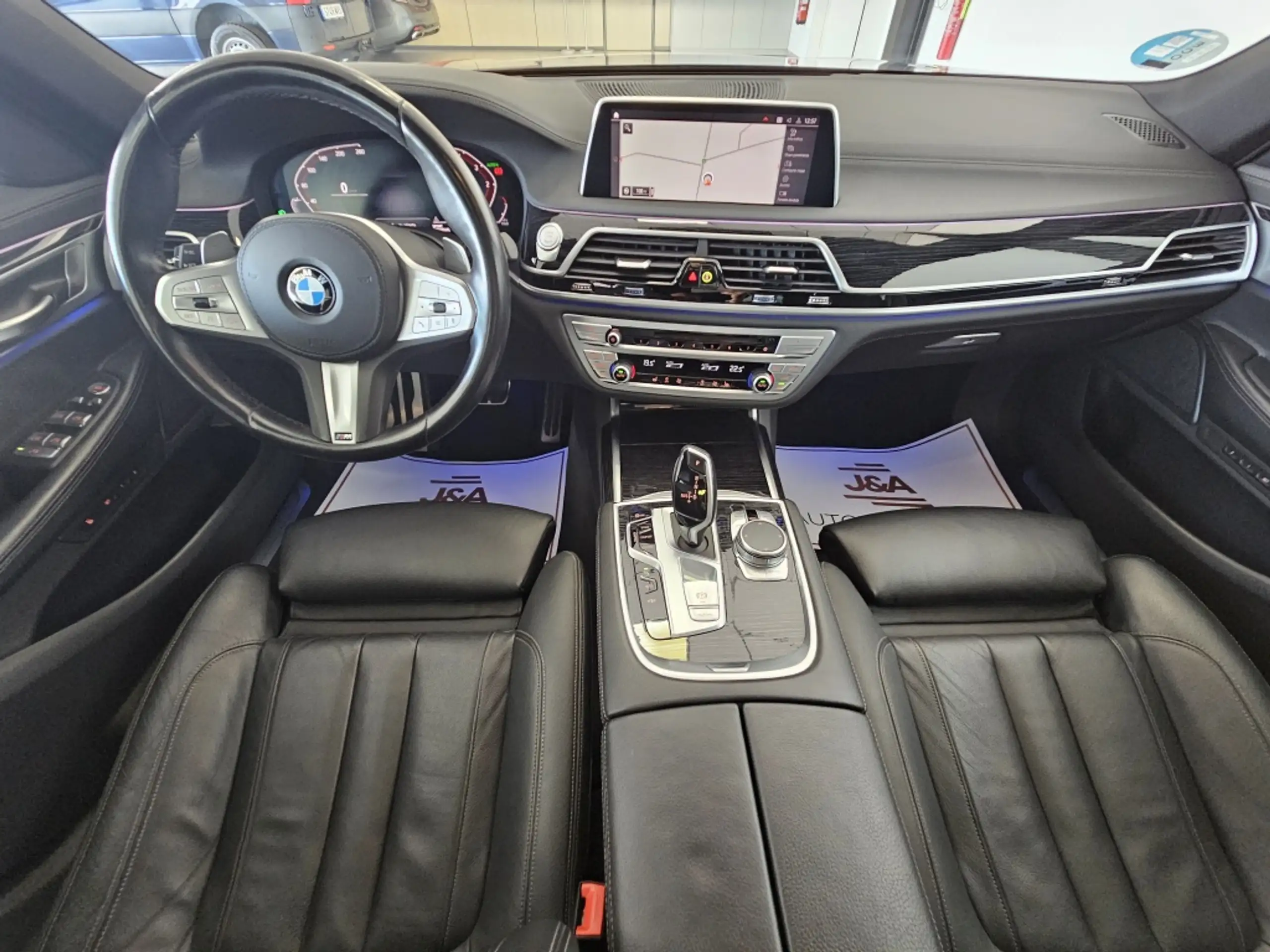 BMW - 730