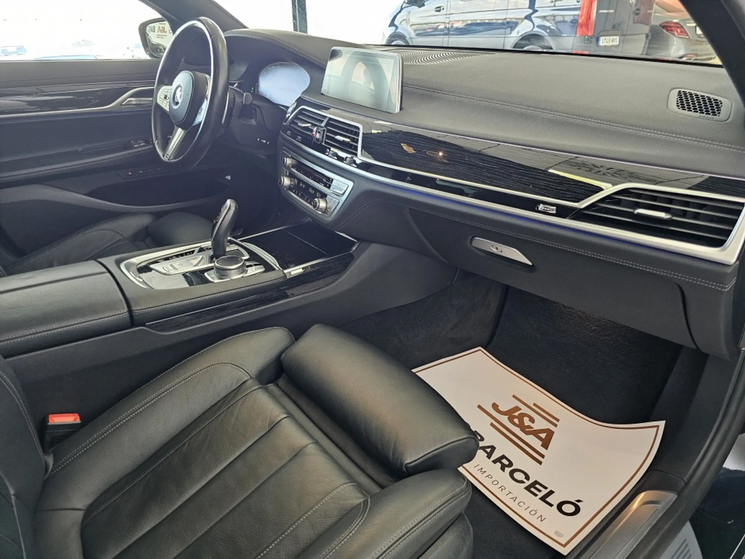 BMW - 730