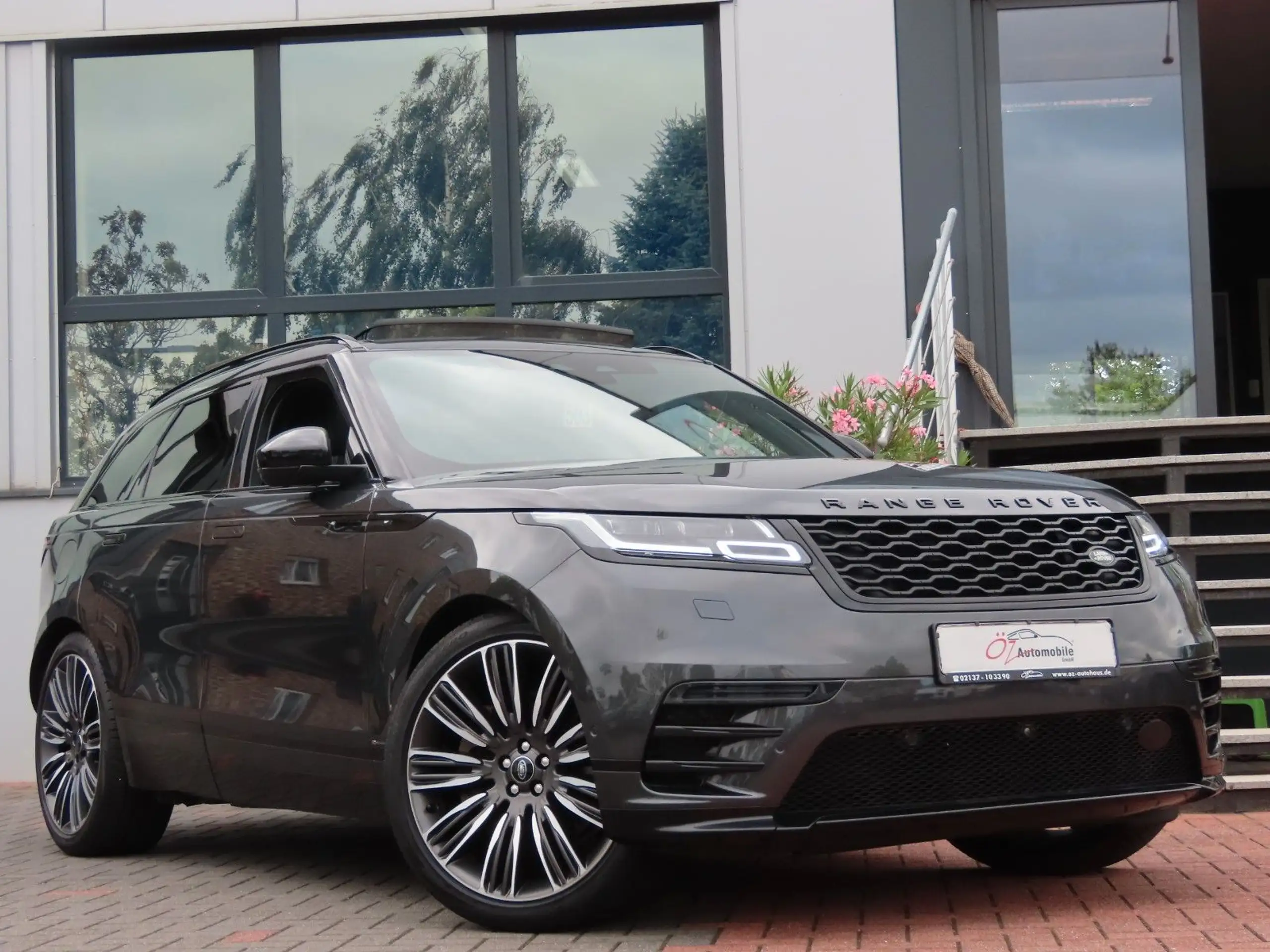 Land Rover - Range Rover Velar