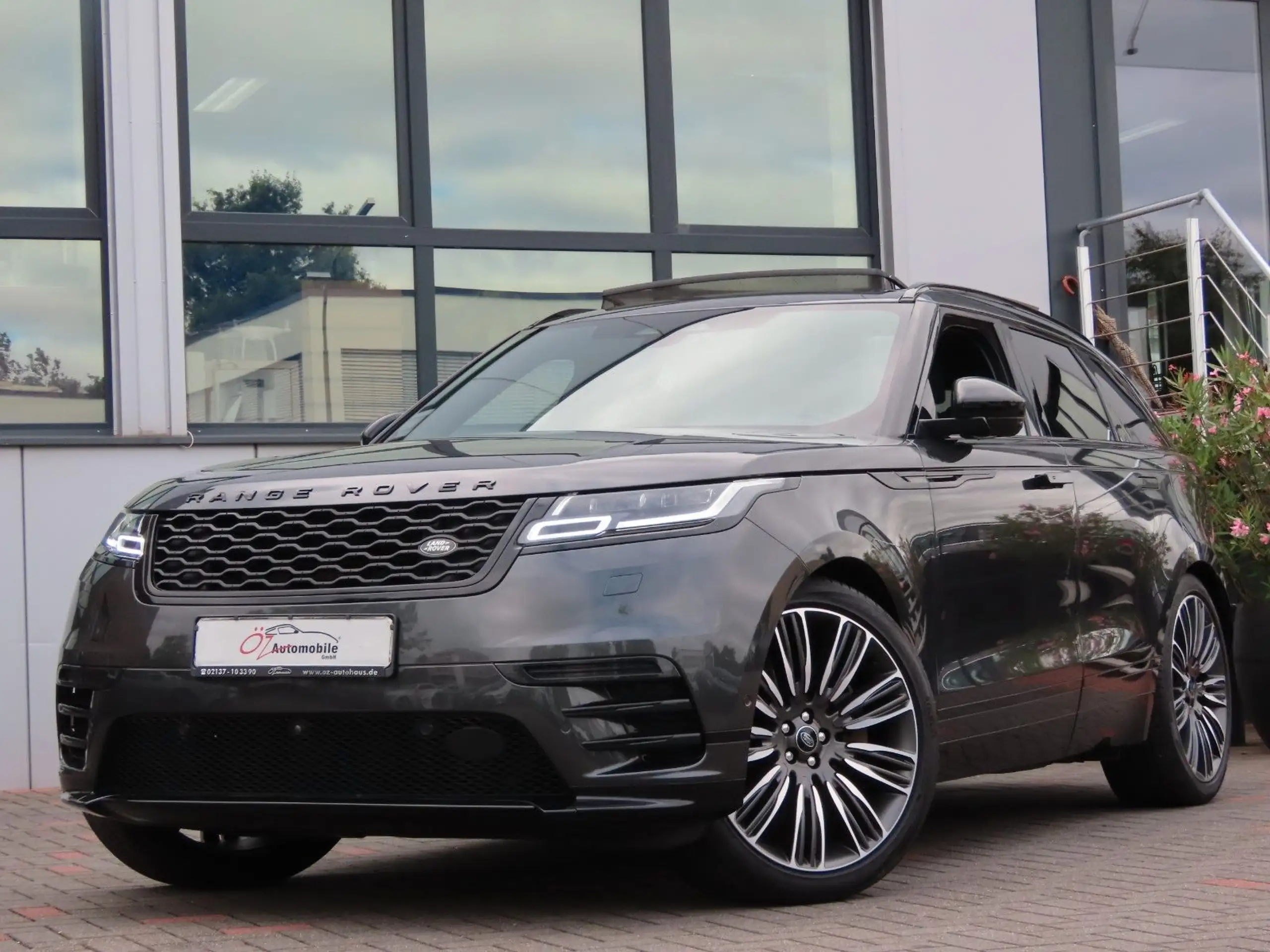 Land Rover - Range Rover Velar