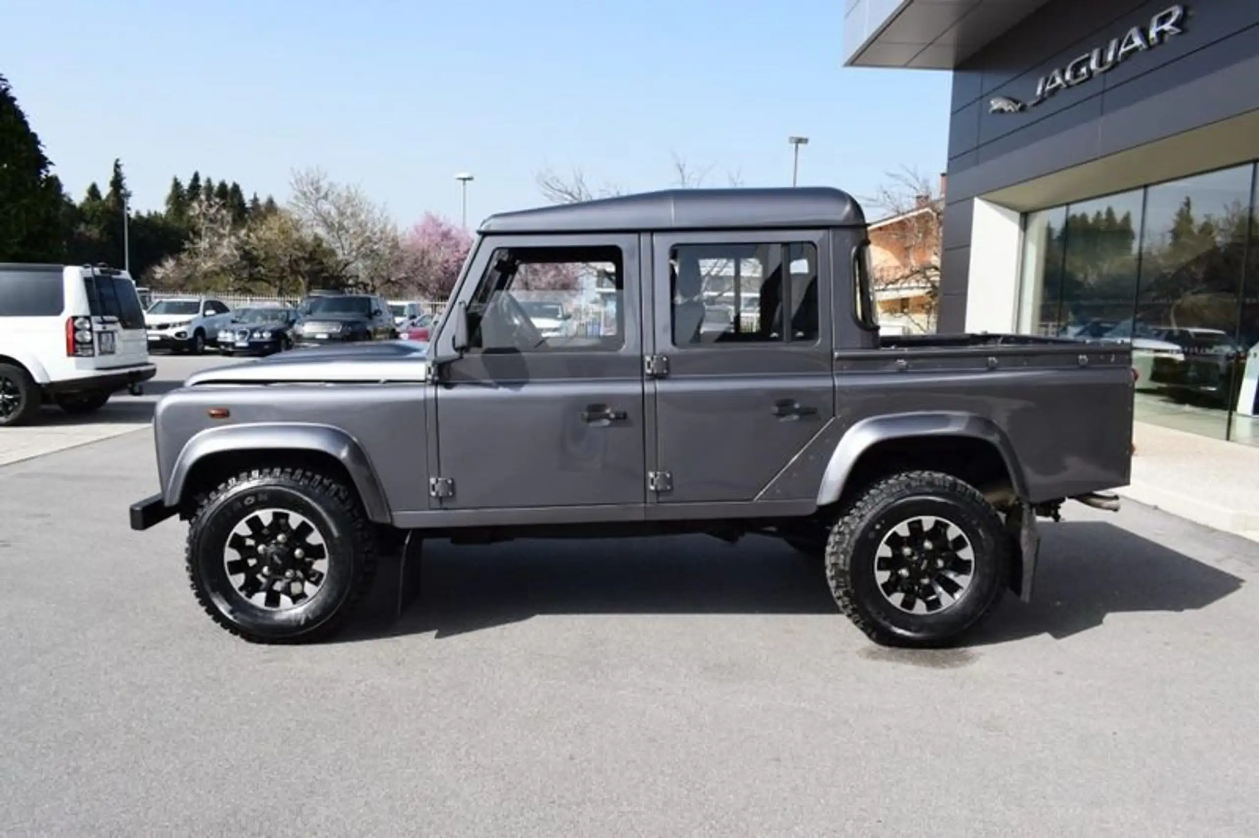 Land Rover - Defender