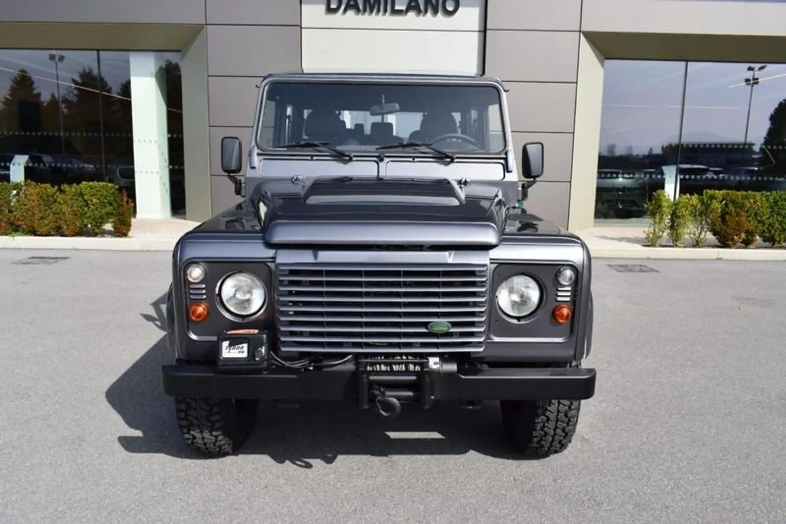 Land Rover - Defender