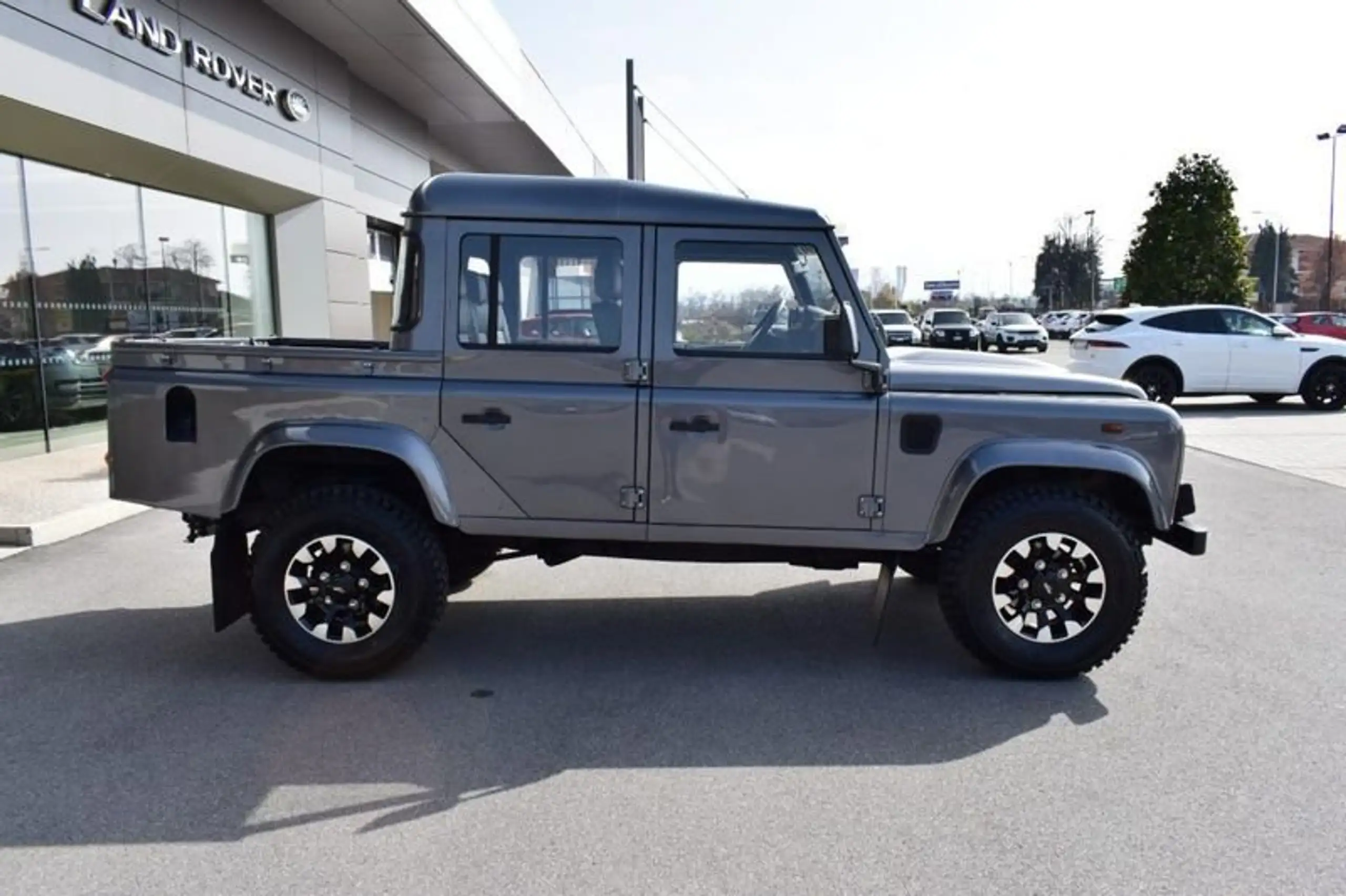 Land Rover - Defender