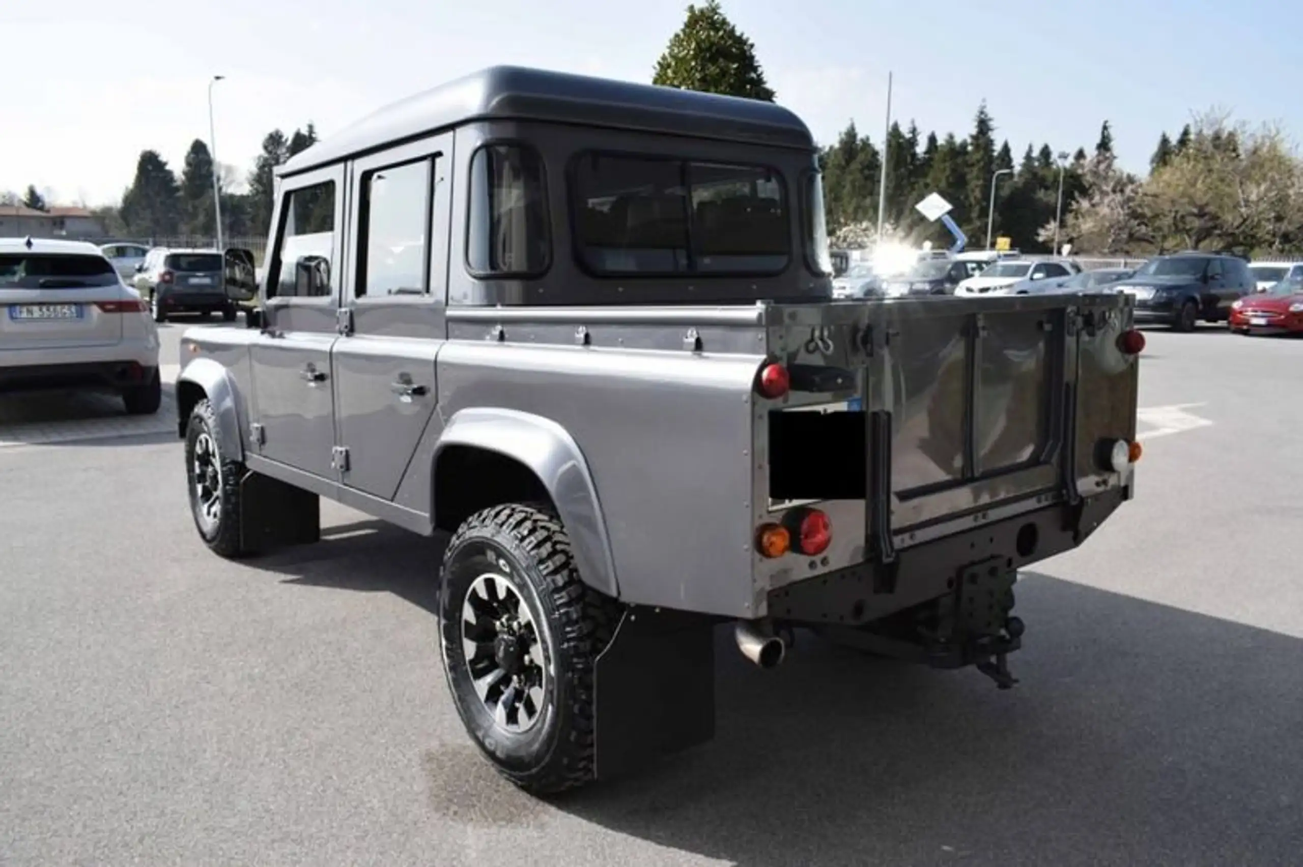 Land Rover - Defender