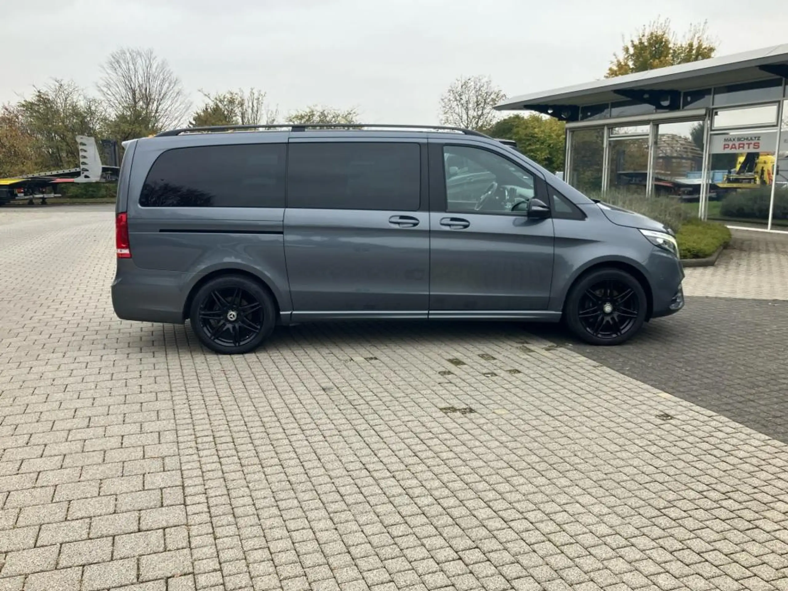 Mercedes-Benz - V 250