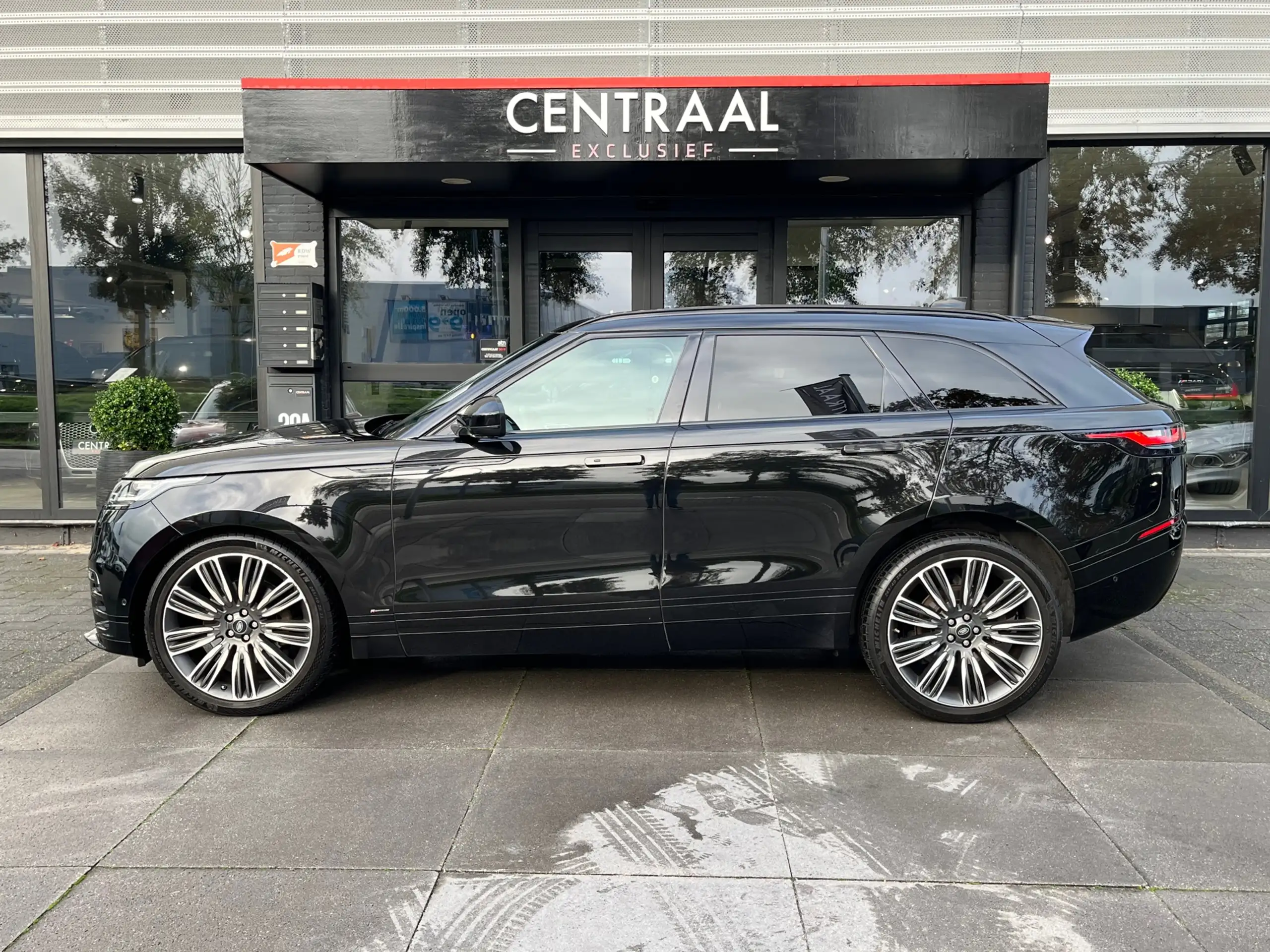 Land Rover - Range Rover Velar