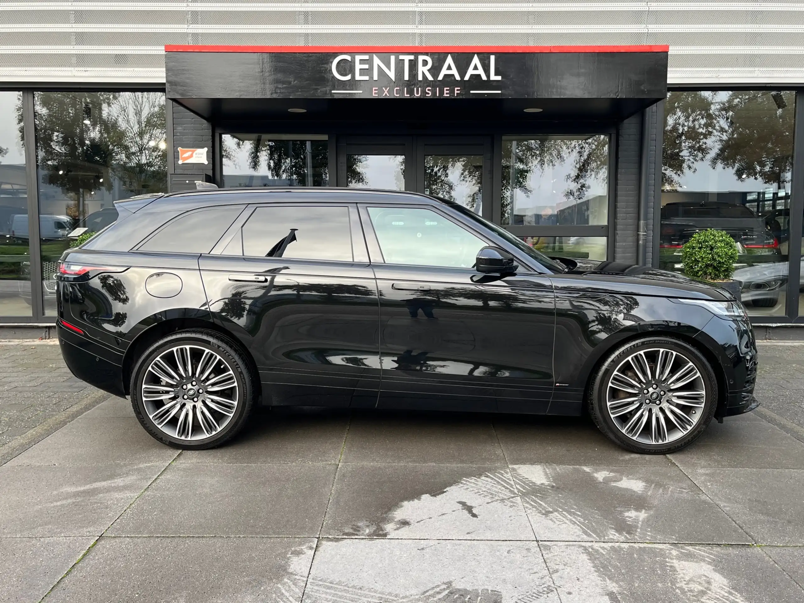 Land Rover - Range Rover Velar