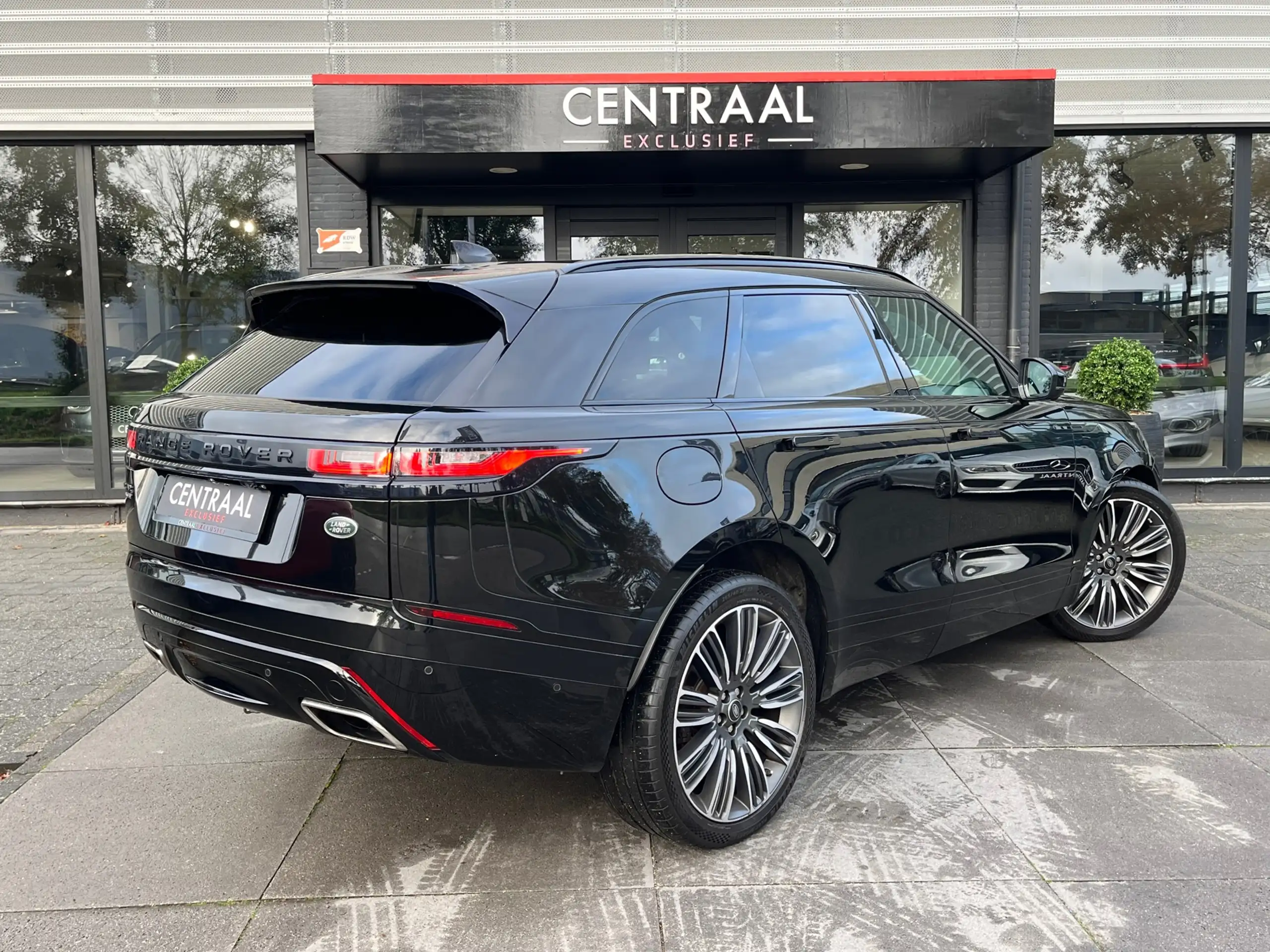 Land Rover - Range Rover Velar