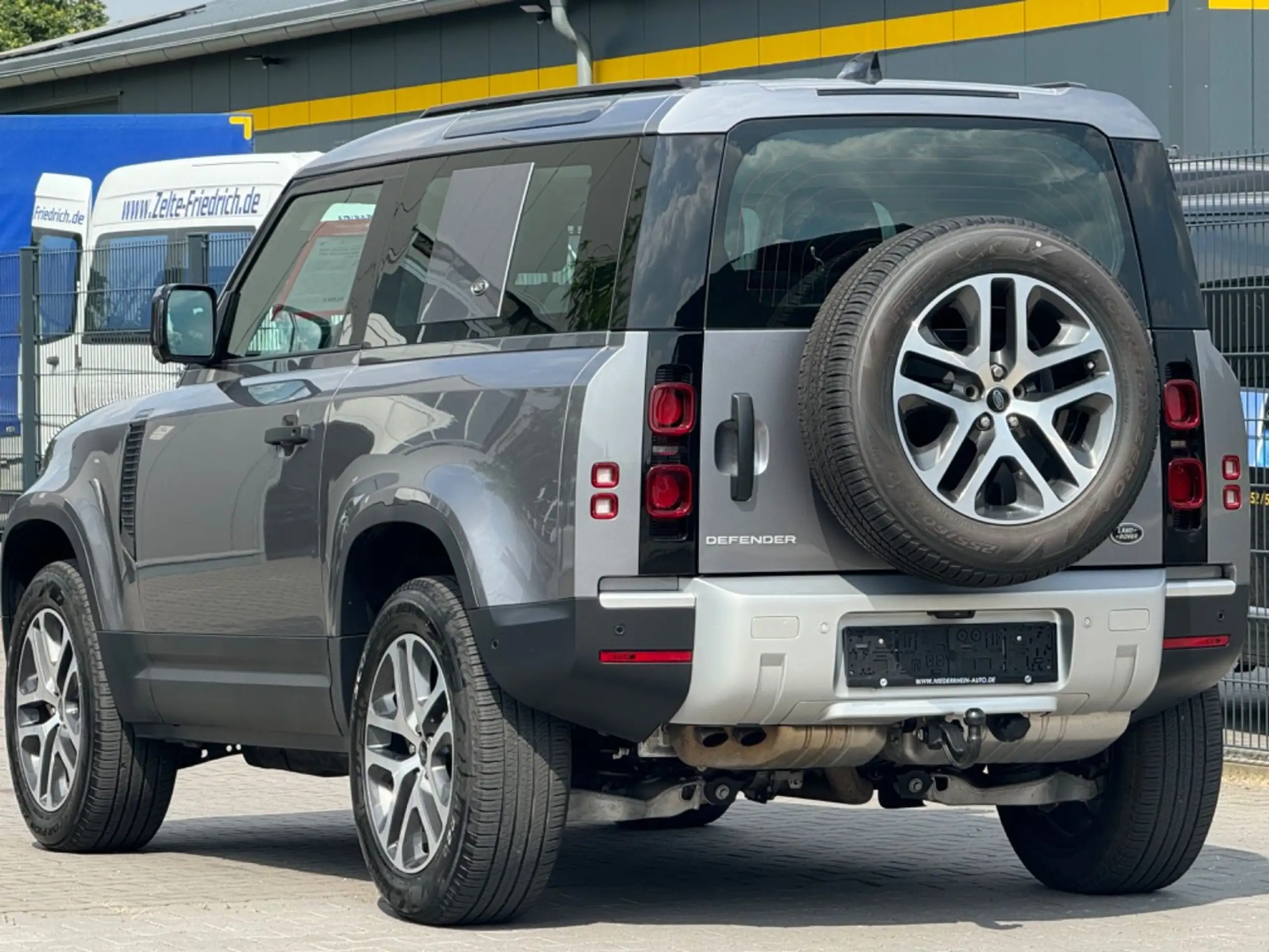 Land Rover - Defender