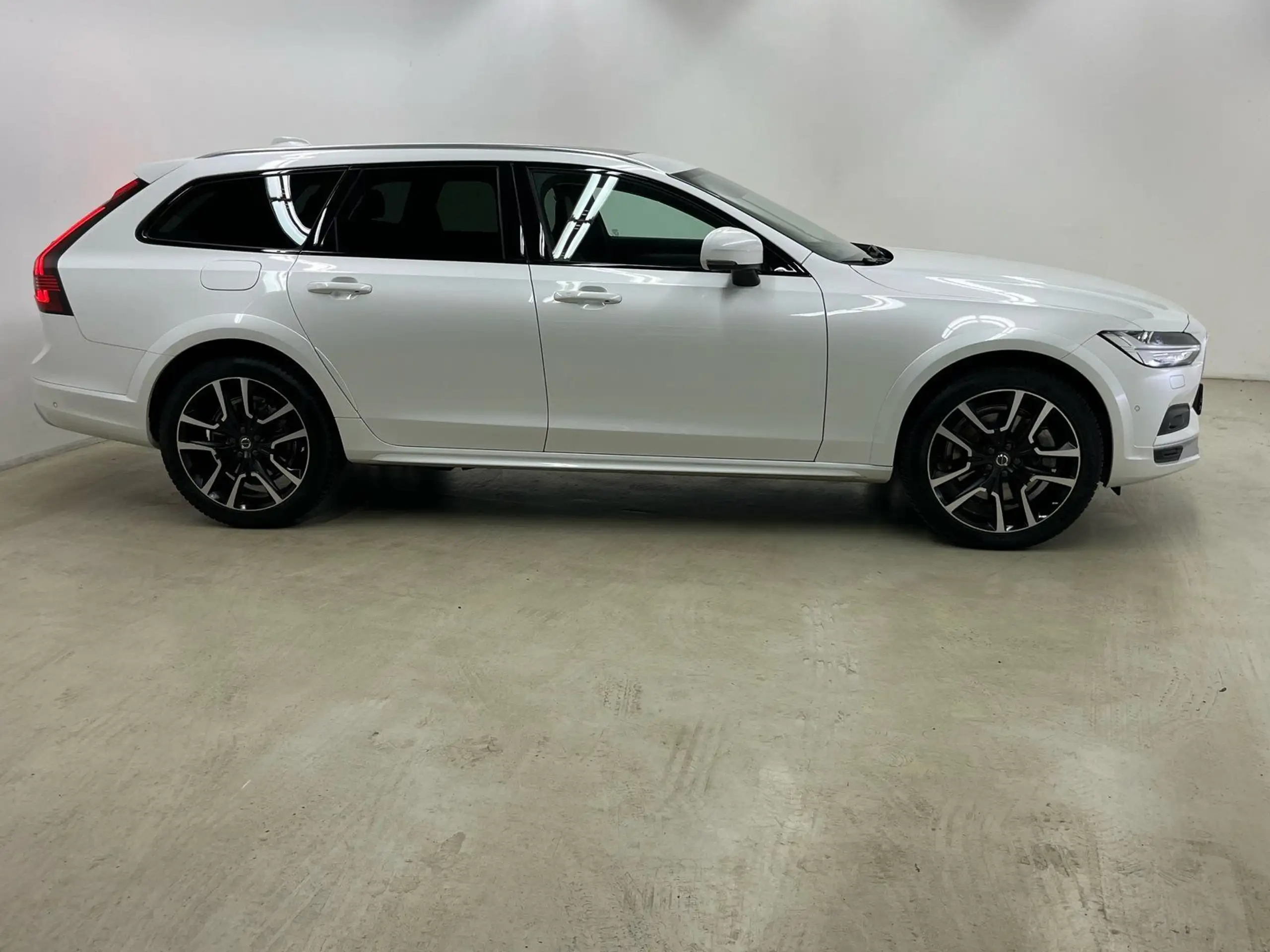 Volvo - V90 Cross Country