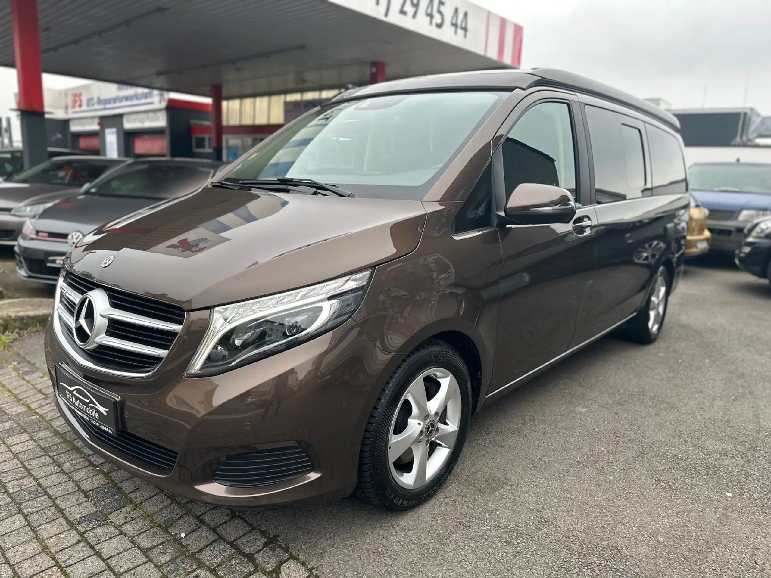 Mercedes-Benz - V 220