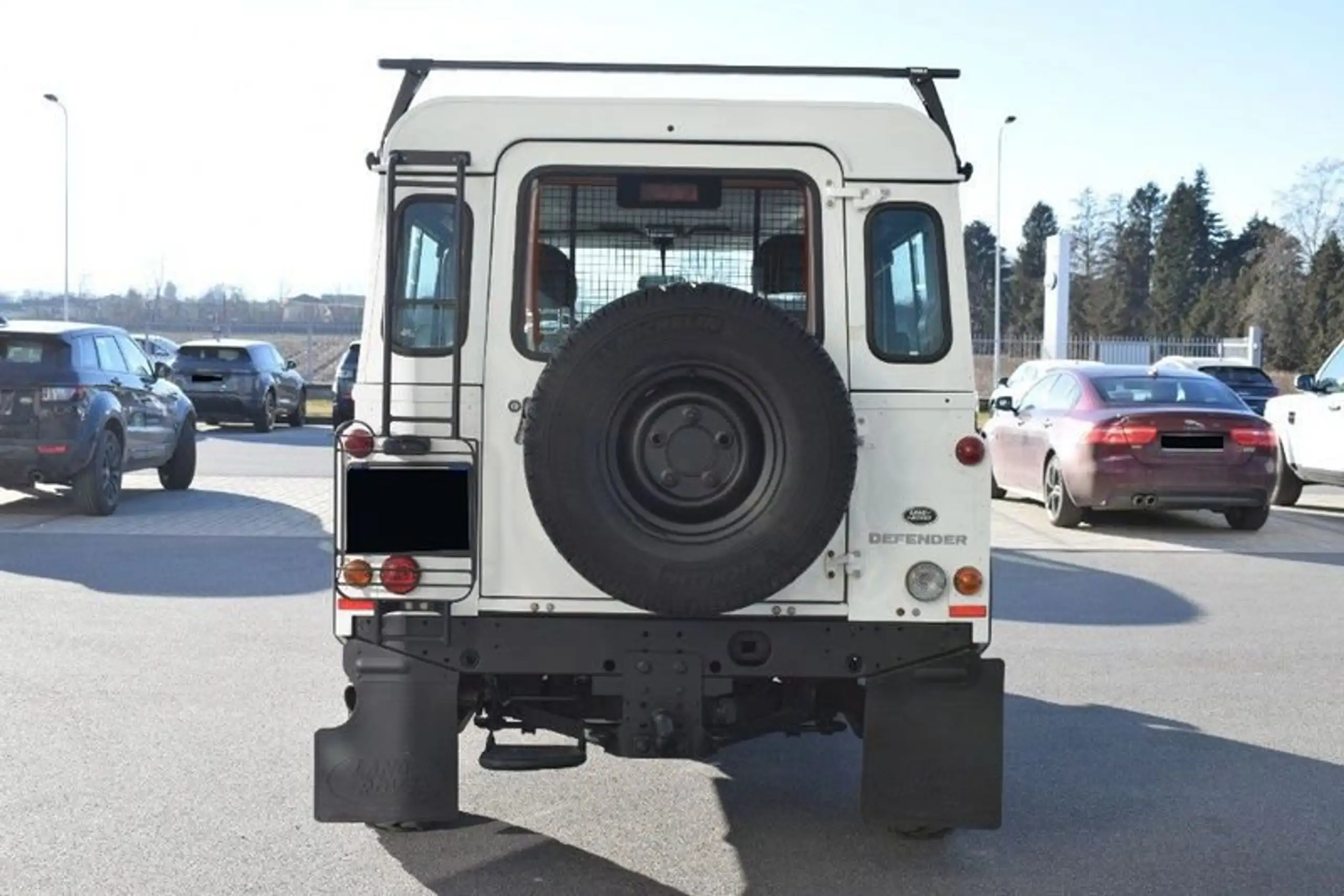 Land Rover - Defender