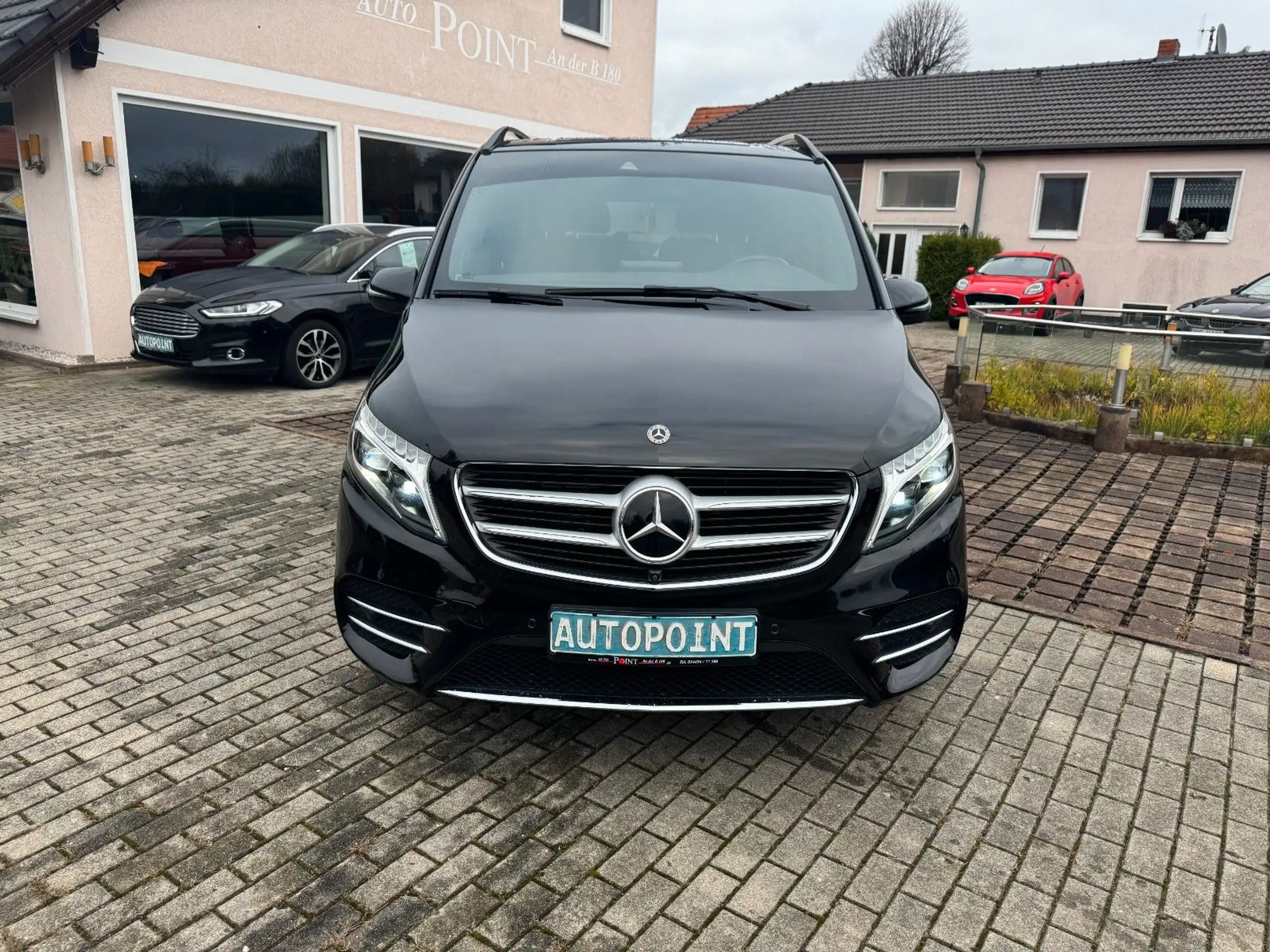 Mercedes-Benz - V 220