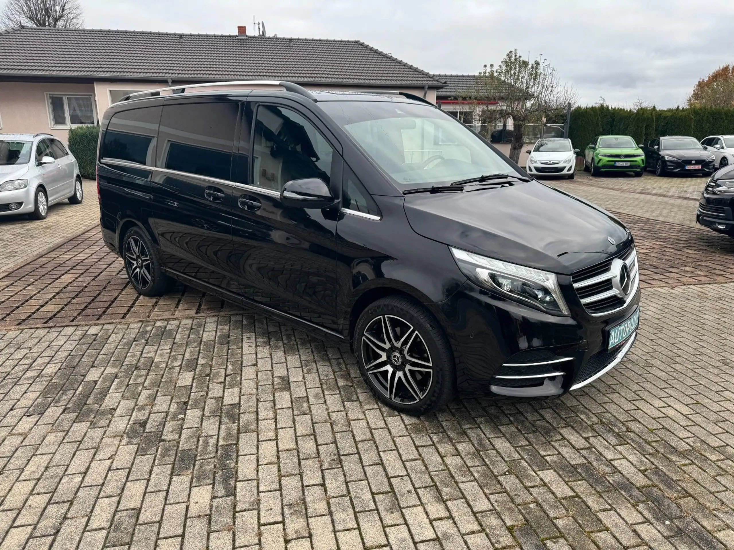 Mercedes-Benz - V 220