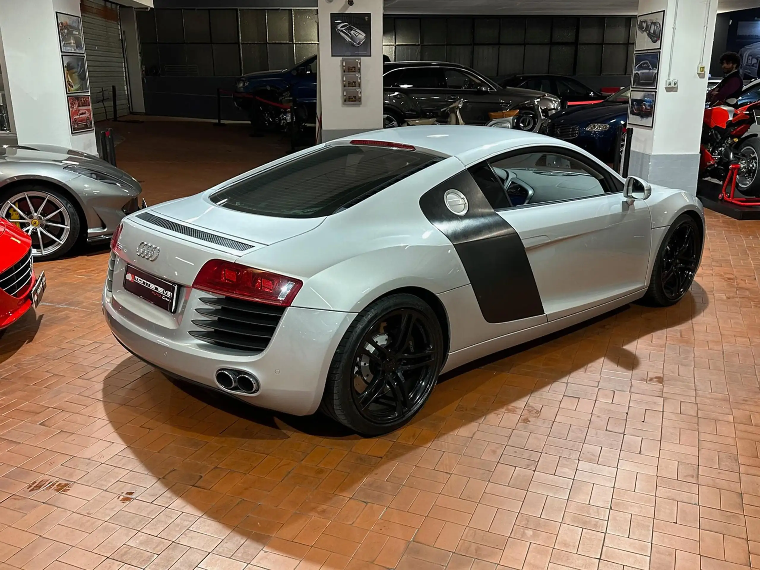 Audi - R8