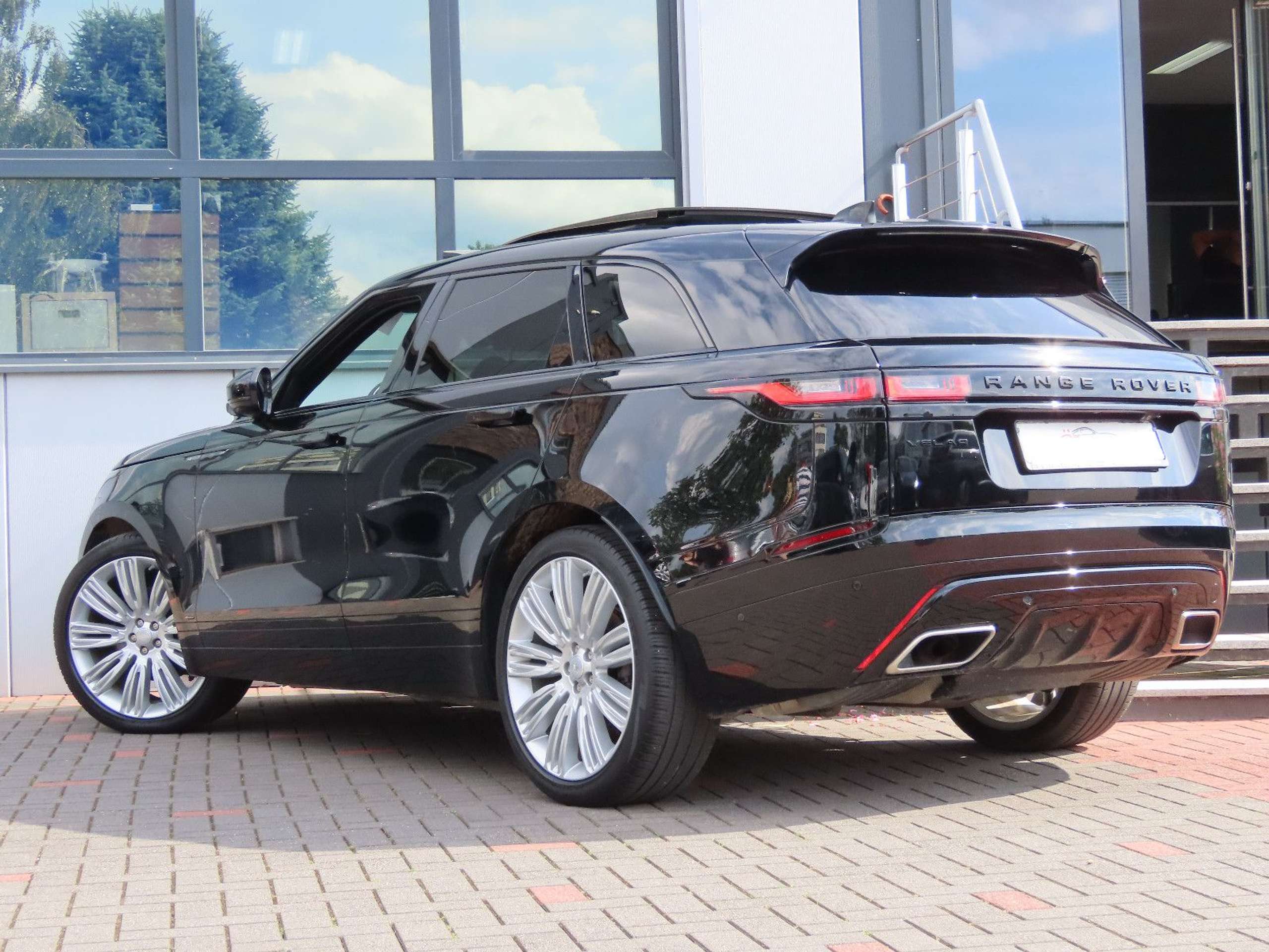 Land Rover - Range Rover Velar