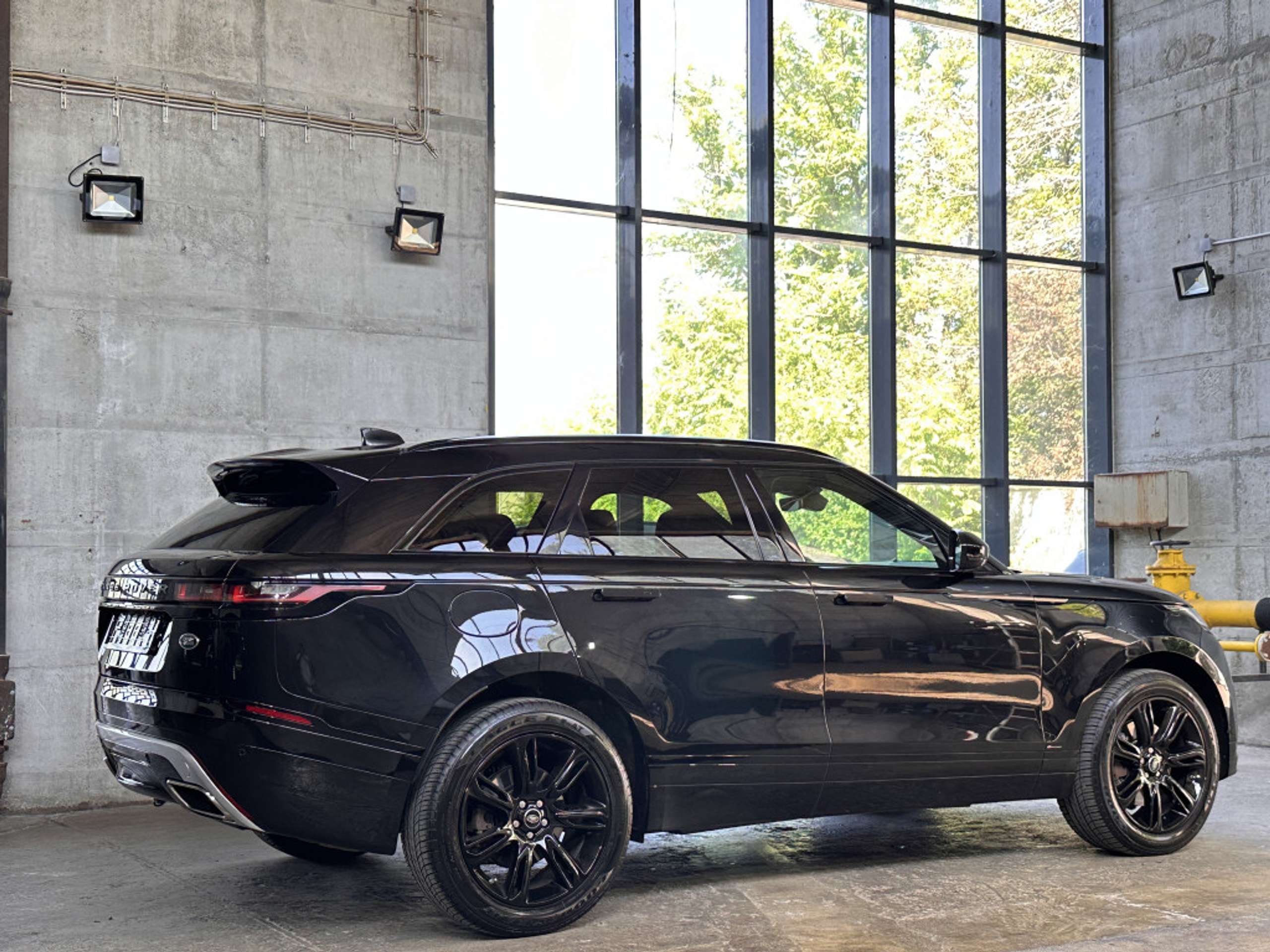 Land Rover - Range Rover Velar