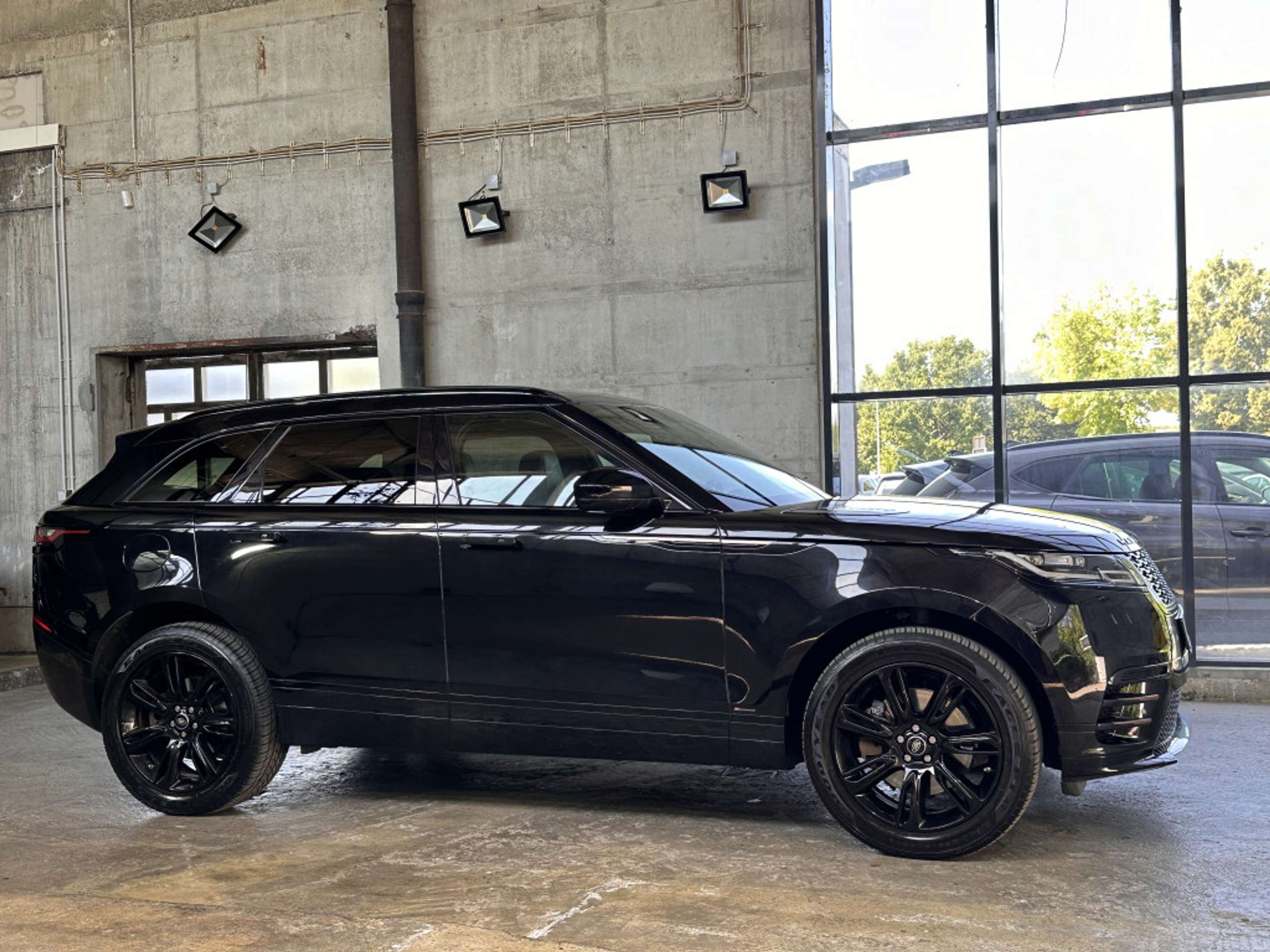 Land Rover - Range Rover Velar